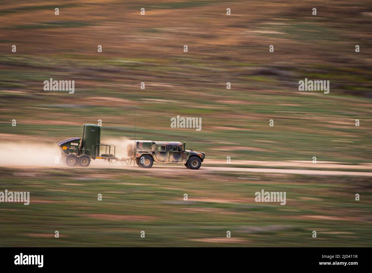 I soldati trasportano un sistema di gabinetto tattico durante il Western Strike 22 all'Orchard Combat Training Center il 11 giugno 2022. Western Strike 22 è un esercizio di addestramento al combattimento estabile condotto dalla Brigata di artiglieria da campo 65th della Guardia Nazionale dello Utah, che fornisce ai soldati della Guardia Nazionale un addestramento immerso simile a un centro di addestramento al combattimento e mira ad aumentare la prontezza e la letalità dell'unità partecipante. (STATI UNITI Foto della Guardia Nazionale dell'Esercito da parte dello staff Sgt. Jordan Hack) Foto Stock
