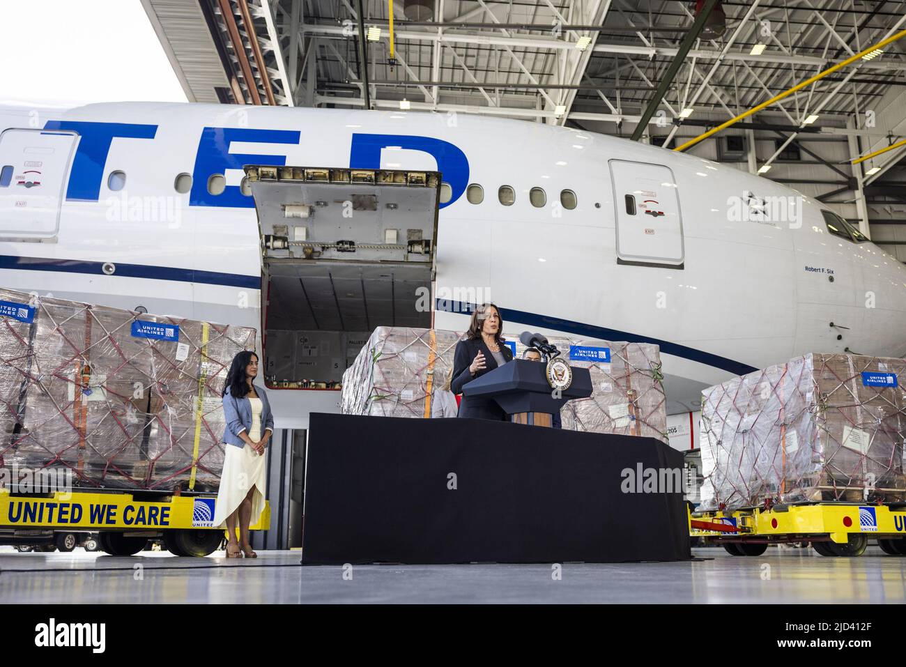 Chantilly, Stati Uniti. 17th giugno 2022. IL Vice Presidente DEGLI STATI UNITI Kamala Harris parla di Operation Fly Formula nelle palette anteriori di Kendamil infant formula consegnate su un aereo passeggeri United Airlines da Londra Heathrow, all'aeroporto internazionale Dulles di Chantilly, Virginia, venerdì 17 giugno 2022. Gli Stati Uniti si trovano di fronte a una carenza di formule per bambini quando la contaminazione ha costretto Abbott Laboratories a sospendere la produzione di diverse marche di formule a febbraio. Foto di Jim lo Scalzo/UPI Credit: UPI/Alamy Live News Foto Stock