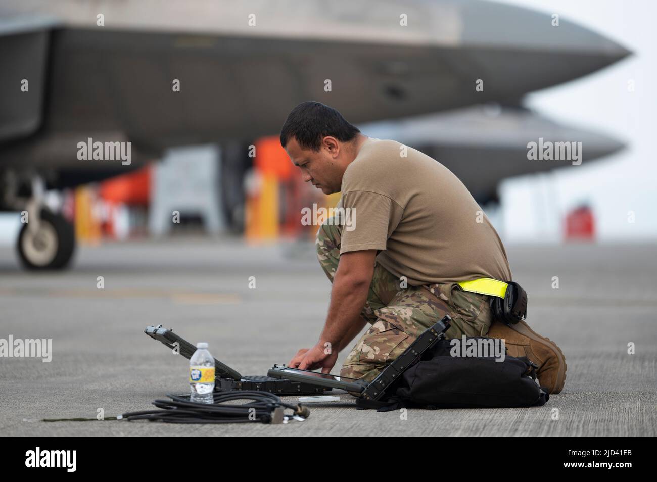 Un Airman degli Stati Uniti assegnato all'ala di spedizione aerea 354th esegue le procedure post-volo su un Raptor F-22 assegnato al Squadron di caccia di spedizione 199th al relativo arrivo ad un evento di addestramento di occupazione di combattimento agile alla stazione aerea di corpo del Marine Iwakuni, Giappone, 15 giugno 2022. Durante l'evento di formazione ACE, l'EFS 199th viene assegnato all'Ala Air Expeditionary 354th e opera con l'Expeditionary Fighter Squadron 356th per perfezionare le tattiche, le tecniche e le procedure di integrazione di quinta generazione. (STATI UNITI Air Force foto di staff Sgt. Zade Vadnais) Foto Stock