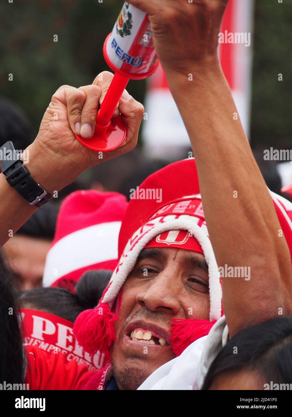 Il tifoso peruviano si acclama per la sua squadra sulle strade di Lima durante la partita finale del torneo di calcio Copa America del 2019 contro il Brasile. Il Brasile vinse in Perù nel 3-1 Foto Stock