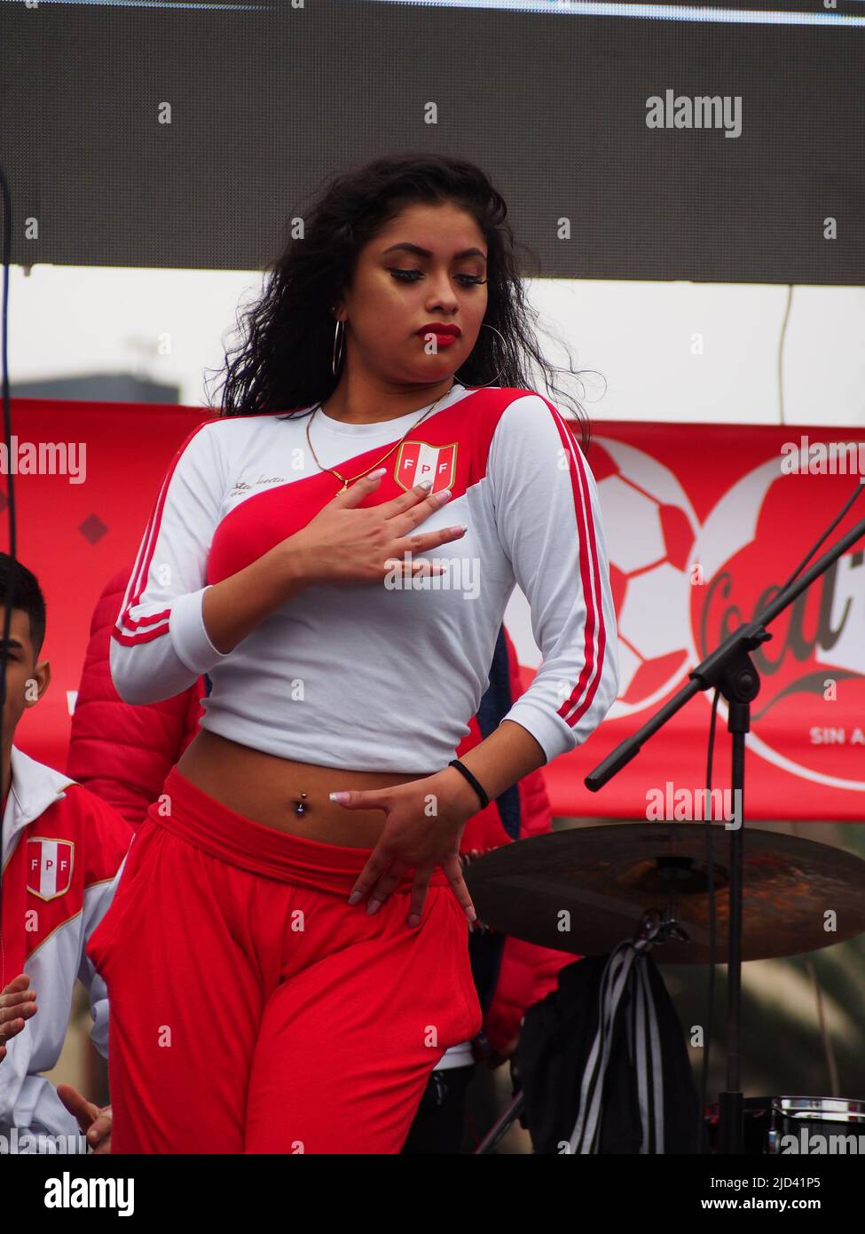 Peruvian Girl rallegrati per la loro squadra sulle strade di Lima durante la partita finale del torneo di calcio Copa America del 2019 contro il Brasile. Il Brasile vinse in Perù nel 3-1 Foto Stock