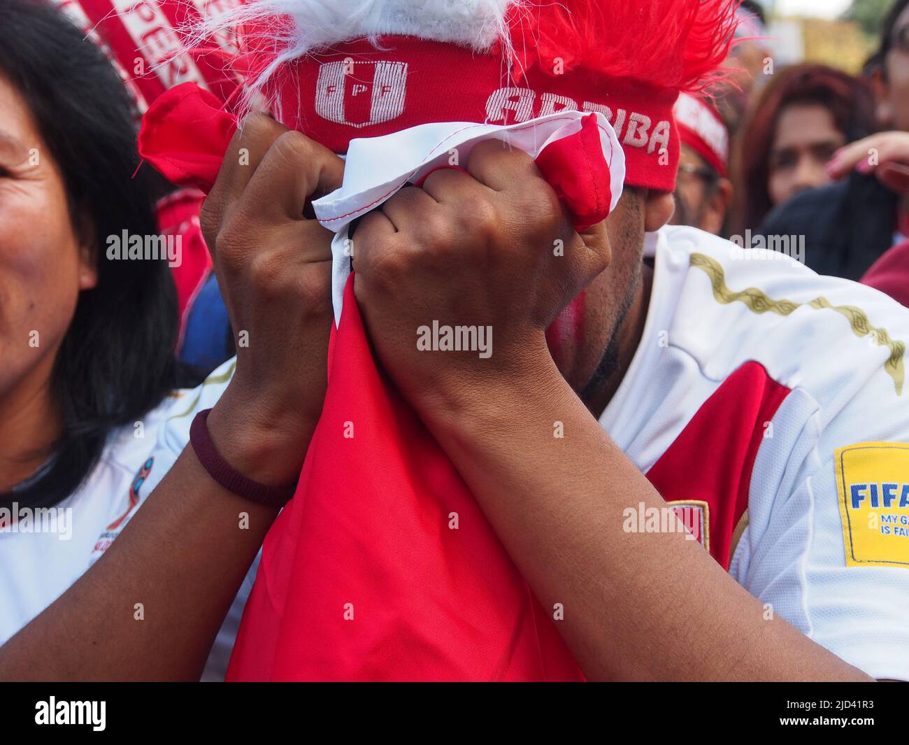 I tifosi peruviani si rallegrano per la loro squadra sulle strade di Lima durante la partita finale del torneo di calcio Copa America del 2019 contro il Brasile. Il Brasile vinse in Perù nel 3-1 Foto Stock