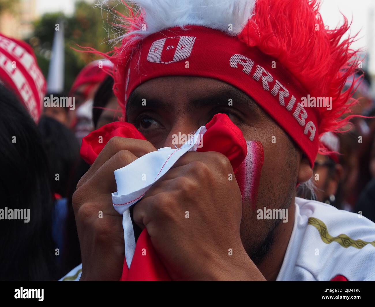 I tifosi peruviani si rallegrano per la loro squadra sulle strade di Lima durante la partita finale del torneo di calcio Copa America del 2019 contro il Brasile. Il Brasile vinse in Perù nel 3-1 Foto Stock