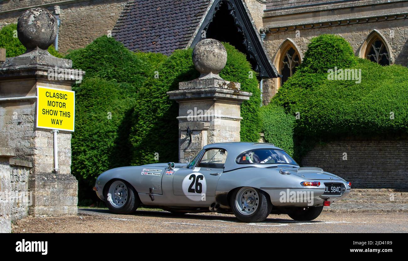 1965 e TYPE Jaguar guidata da Sir Stirling Moss nel 1991 Manx Mountain Challenge, si avvicina a una classica mostra di auto Foto Stock