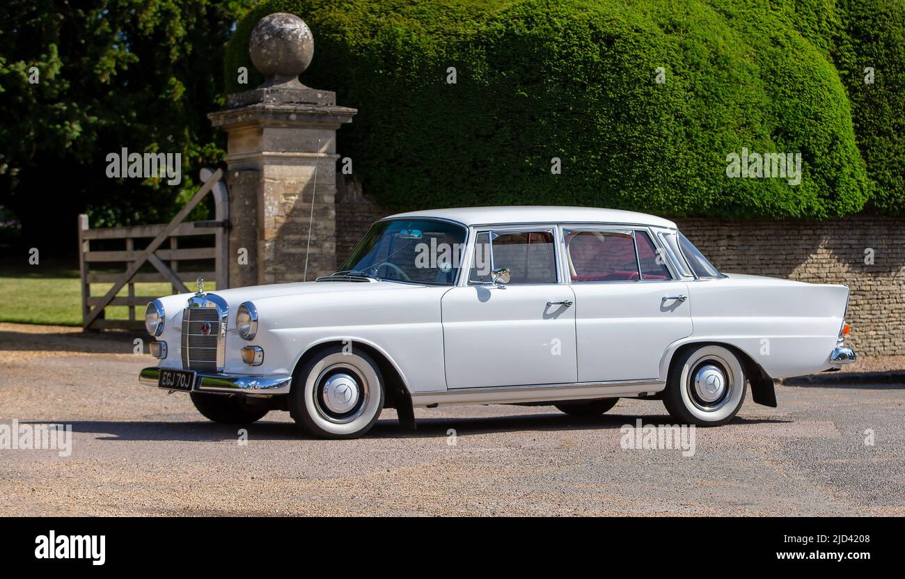 Mercedes 1967 1988cc bianco Foto Stock