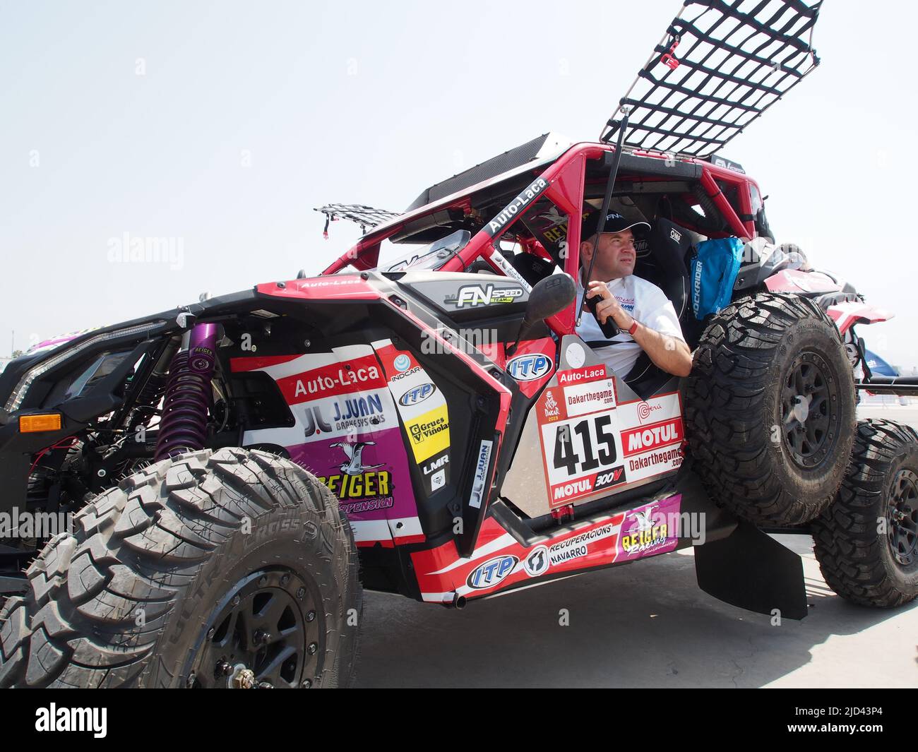 CAN am 415, Dani sola e Pedro Lopez dalla Spagna, FN Speed team, superando il controllo tecnico. Il rally Dakar corre quest'anno il 100% in Perù. Foto Stock