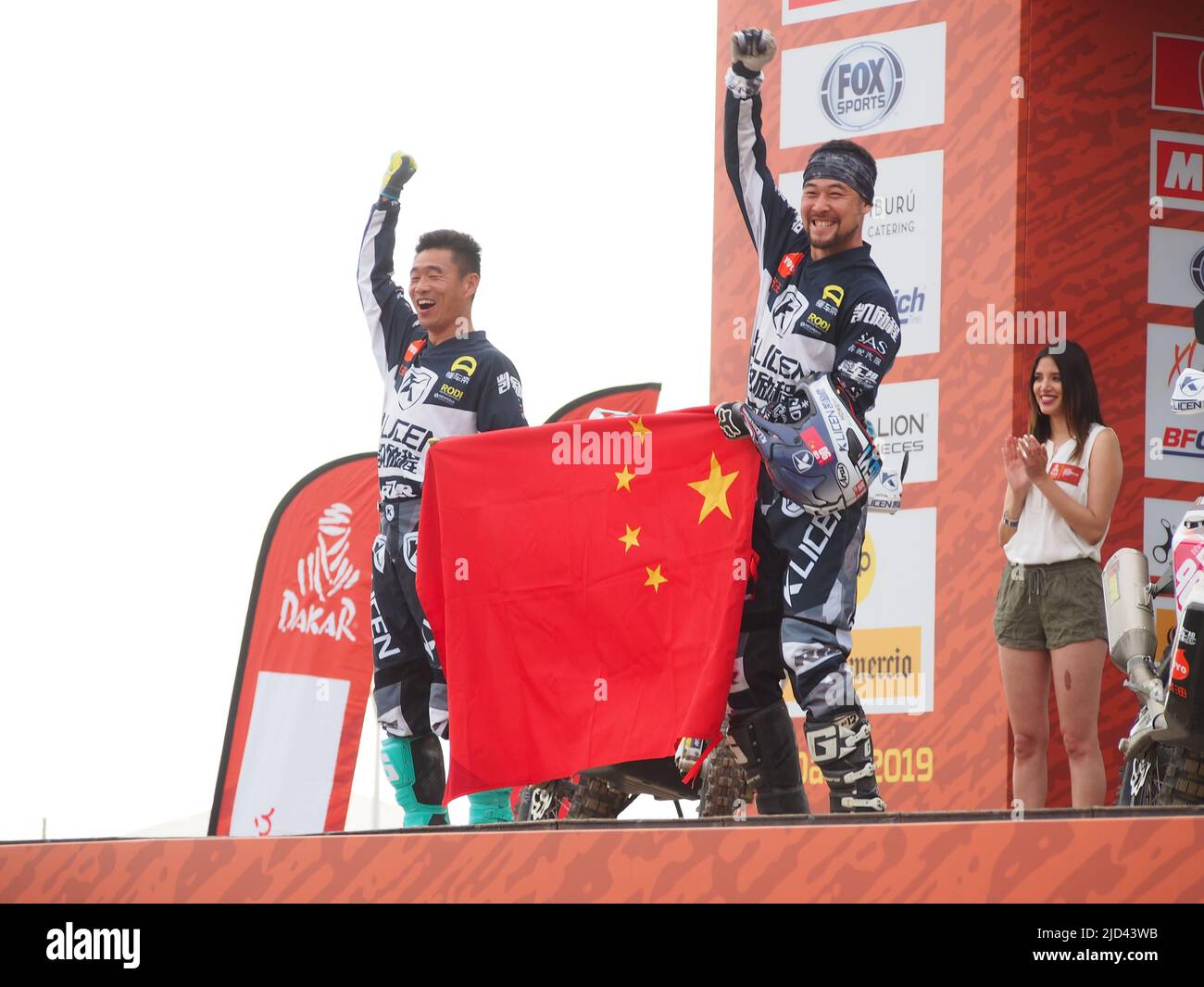 KTM 89 & 90, Zhang min e Zhao Hongyi, dalla Cina, Klicen KTM R2R Dakar Rally Team, sul podio durante la partenza del Rally Dakar 2019, davanti alla tappa 1 del rally, Lima-Pisco. Il rally Dakar corre quest'anno il 100% in Perù. Foto Stock