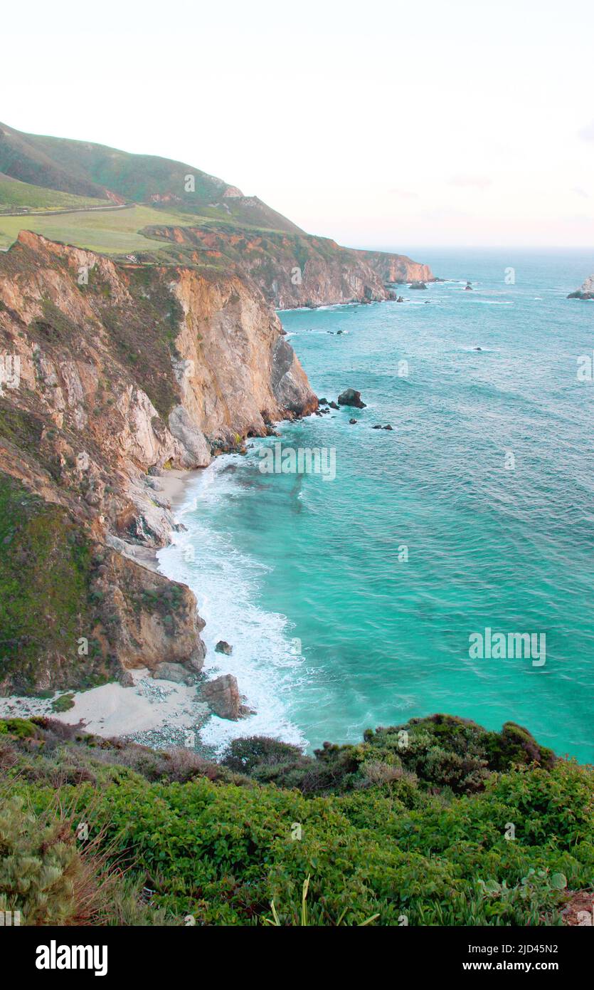 Vista dall'alto di una scogliera sul mare Foto Stock
