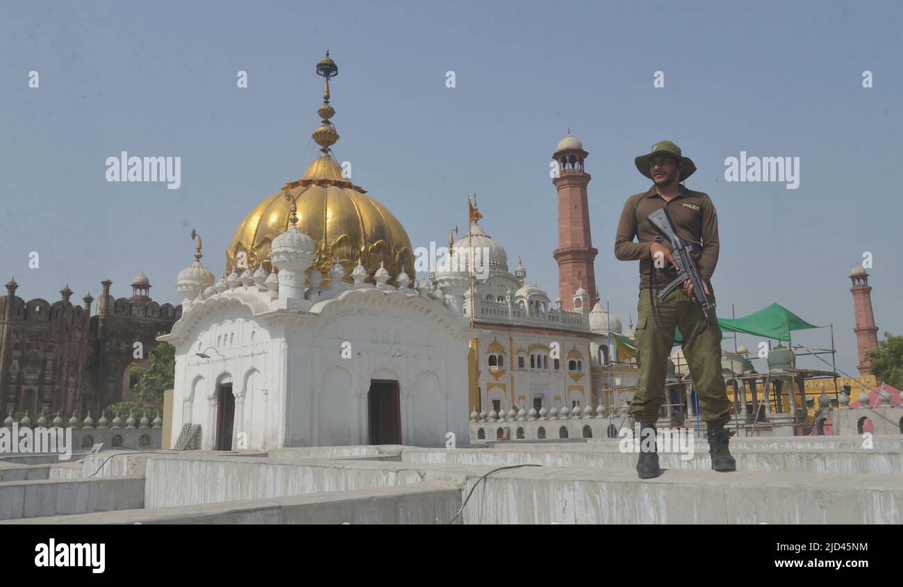 Lahore, Punjab, Pakistan. 16th giugno 2022. I pellegrini pakistani e indiani sikh frequentano i riti religiosi a Gurdwara Dera Sahib a Lahore, mentre i pellegrini sikh provenienti dall'India e da altre parti del mondo sono arrivati in Pakistan per partecipare ai rituali religiosi per il quinto anniversario della morte di Sikh Guru Arjan Dev Ji nel 416th. (Credit Image: © Rana Sajid Hussain/Pacific Press via ZUMA Press Wire) Foto Stock