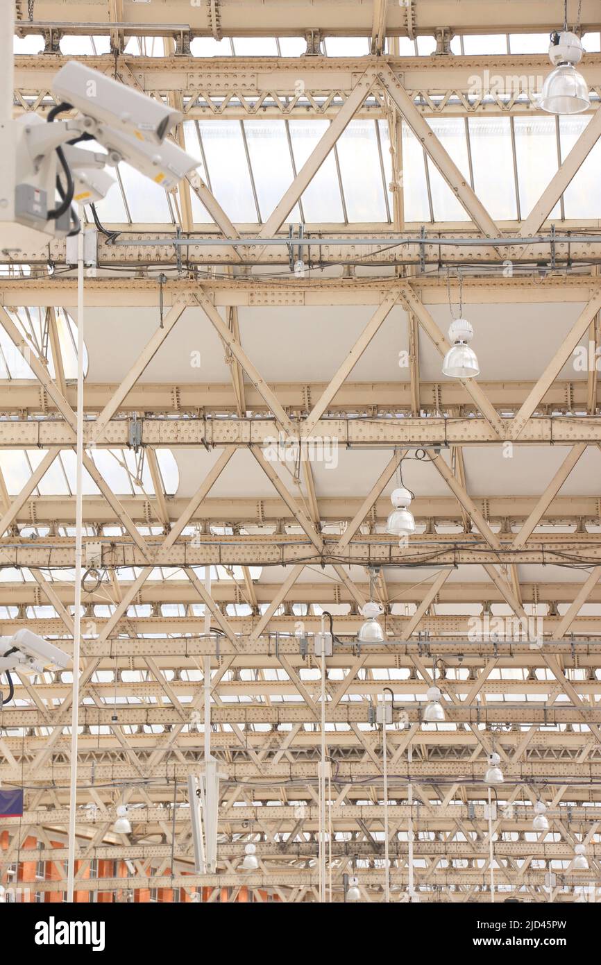Struttura metallica di un soffitto bianco visto dal basso all'interno Foto Stock