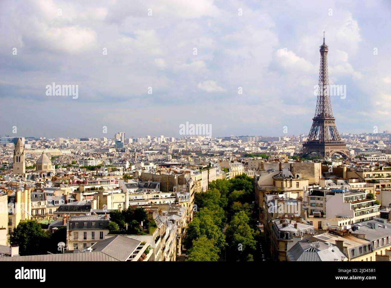Vista aerea di Parigi in una giornata nuvolosa con la Torre Eiffel sullo sfondo Foto Stock