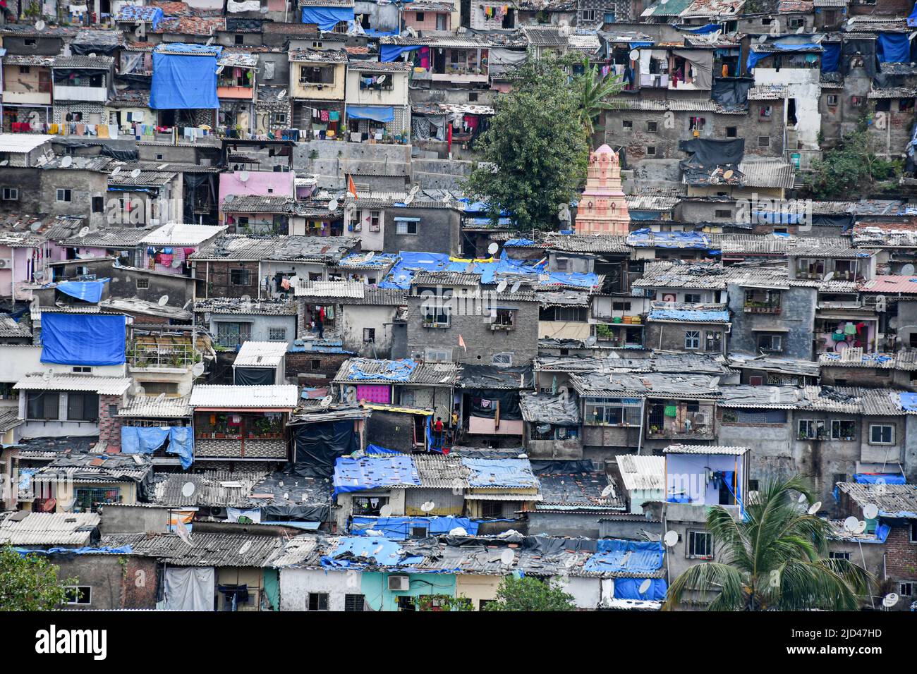 Vista generale di una colonia di slum su una collina a Mumbai. Brihanmumbai  Municipal Corporation (BMC) ha emesso un allarme di pericolo e ha chiesto  agli abitanti delle slum di trasferirsi in