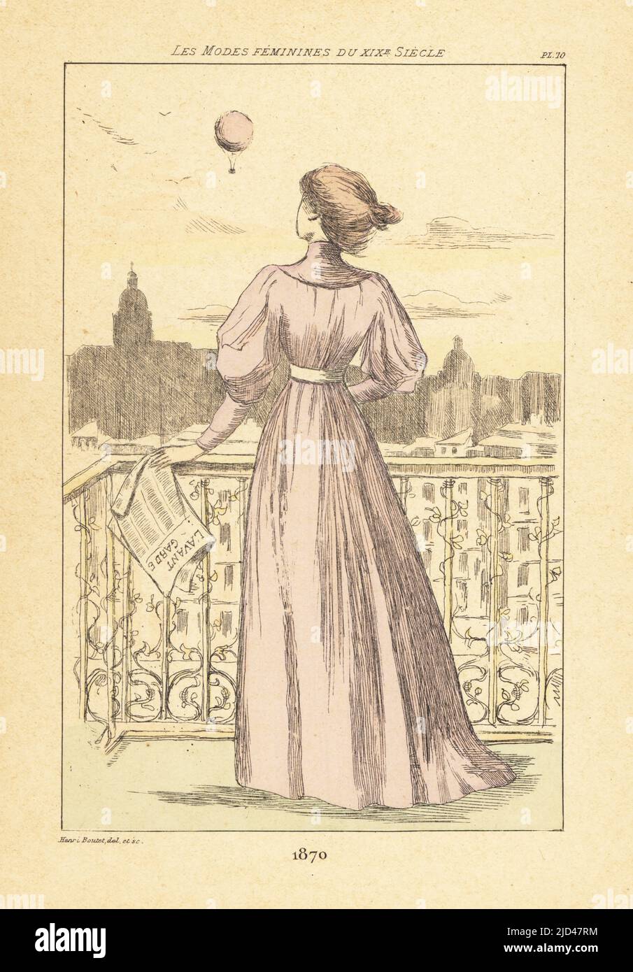 Donna alla moda su un balcone che tiene il giornale l'Avant Garde guardando un balloonista volare durante l'assedio di Parigi, 1870. Incisione di Henri Boutet di Les Modes Feminines du XIXeme Siecle (Femmines del 19th secolo), Ernest Flammarion, Parigi, 1902. Boutet (1851-1919) è stato un . Foto Stock