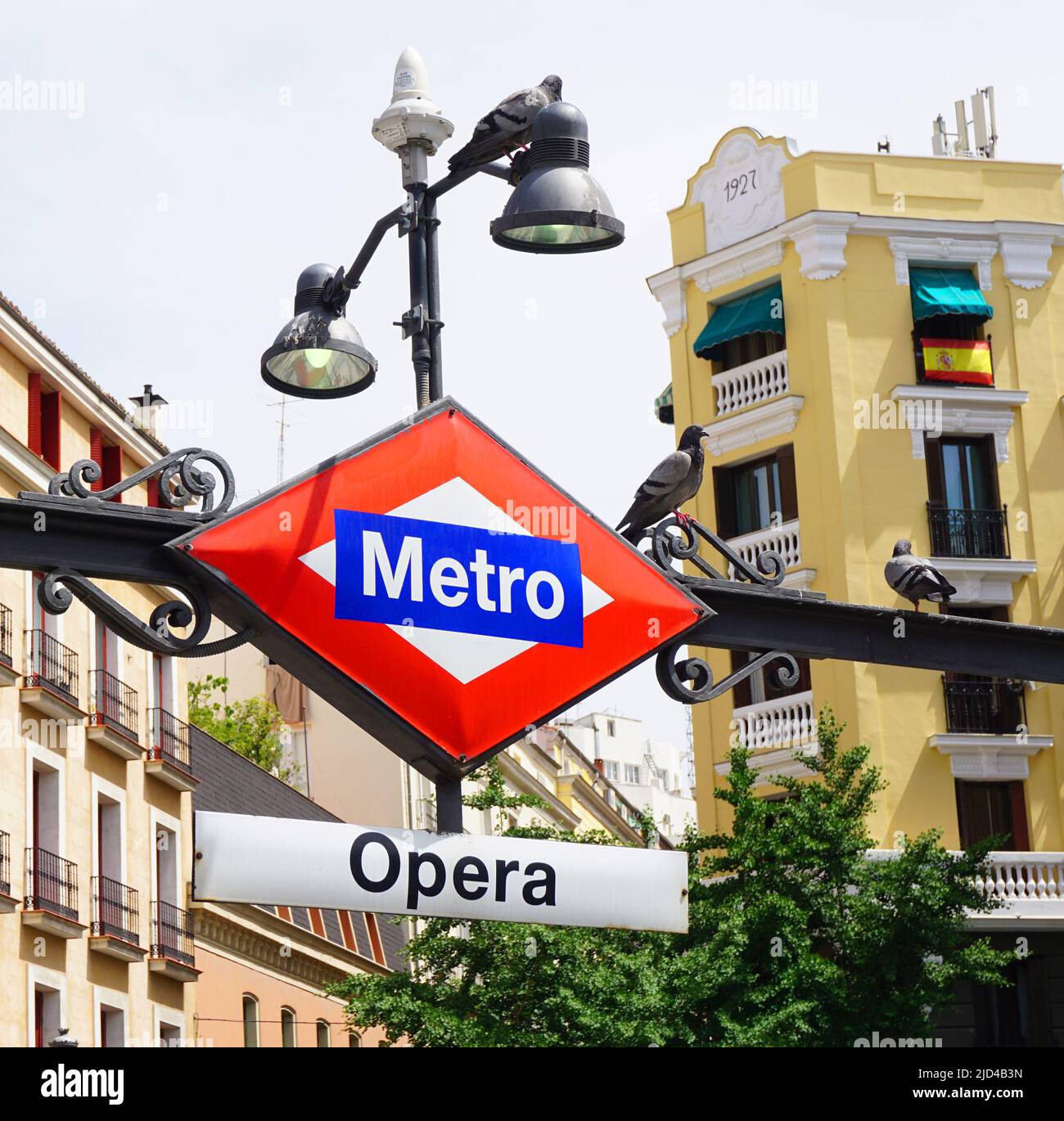 Ingresso alla stazione della metropolitana Opera in Plaza de Isabel II a Madrid, Spagna Foto Stock