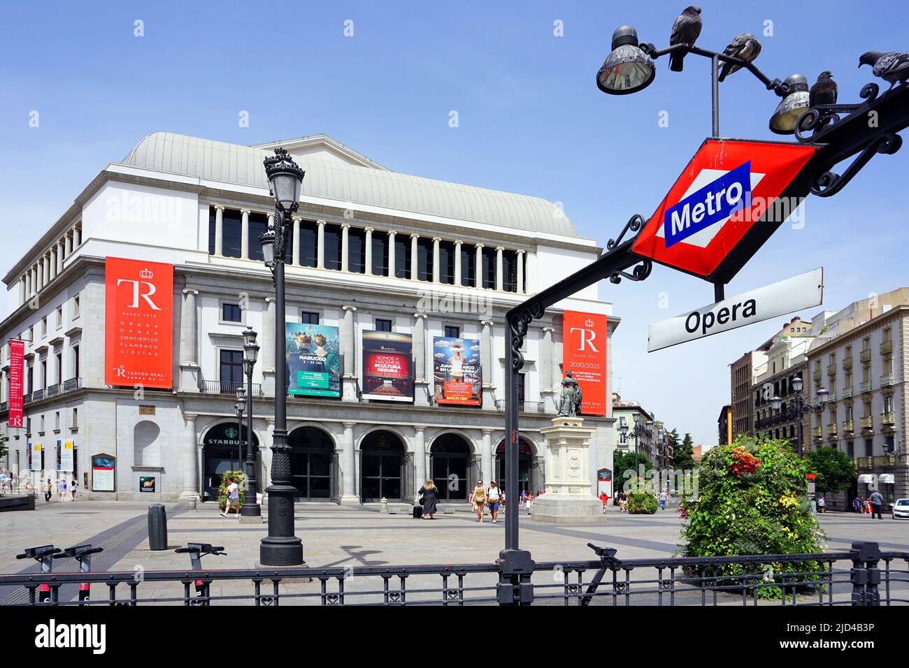 Teatro Real Opera House e l'ingresso alla stazione della metropolitana Opera in Plaza Isabel II, anche Plaza de Ópera, a Madrid, Spagna. Foto Stock