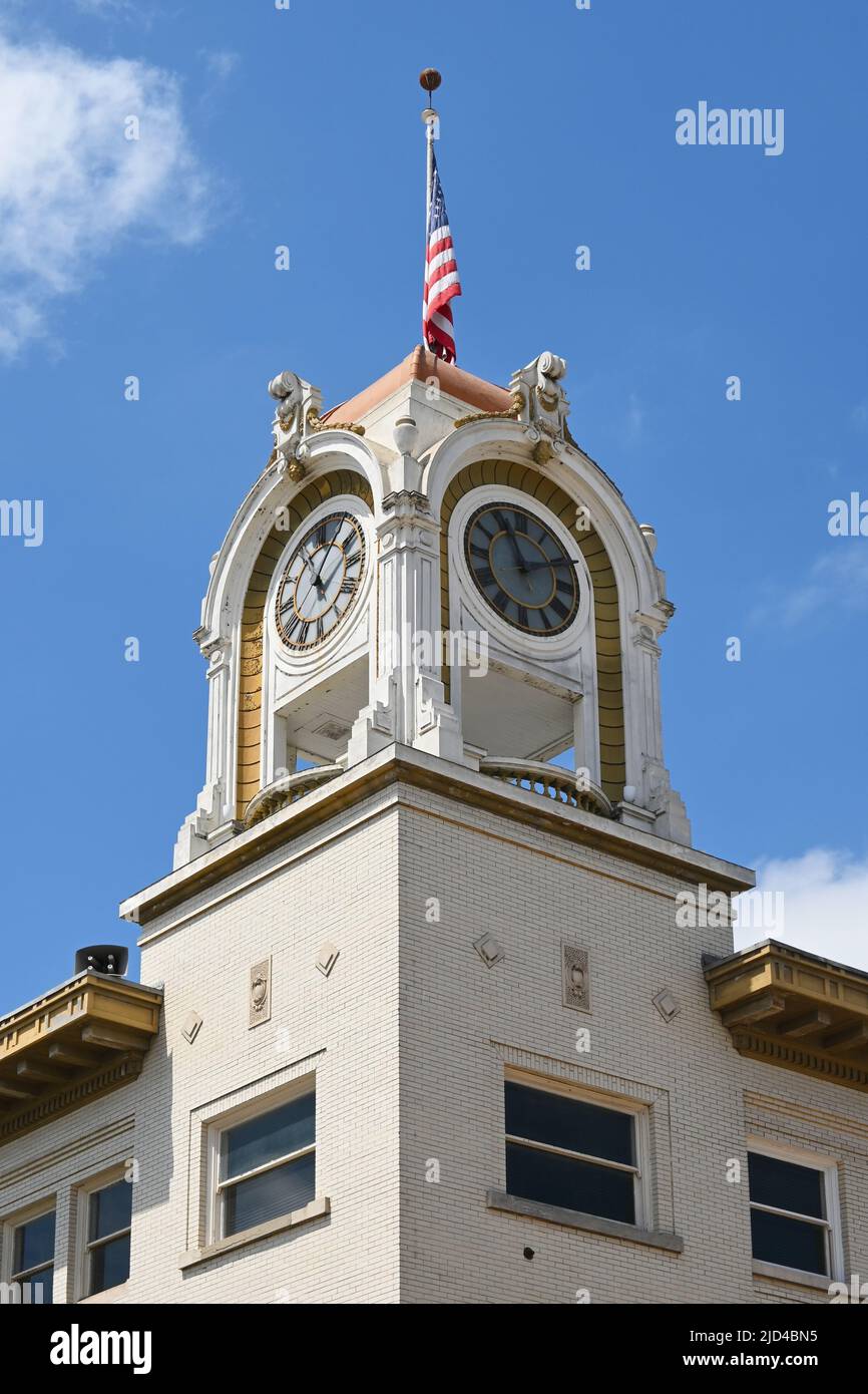 SANTA ANA, CALIFORNIA - 27 AGOSTO 2018: Primo piano della Torre dell'Orologio sul W. H. Spurgeon Building. Foto Stock