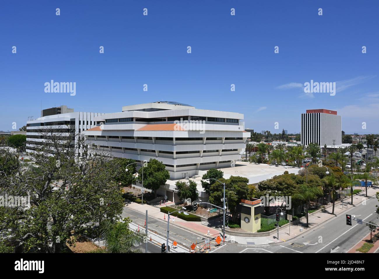 SANTA ANA, CALIFORNIA - 17 GIU 2022: Centro amministrativo della contea di Orange da un'angolazione elevata Foto Stock