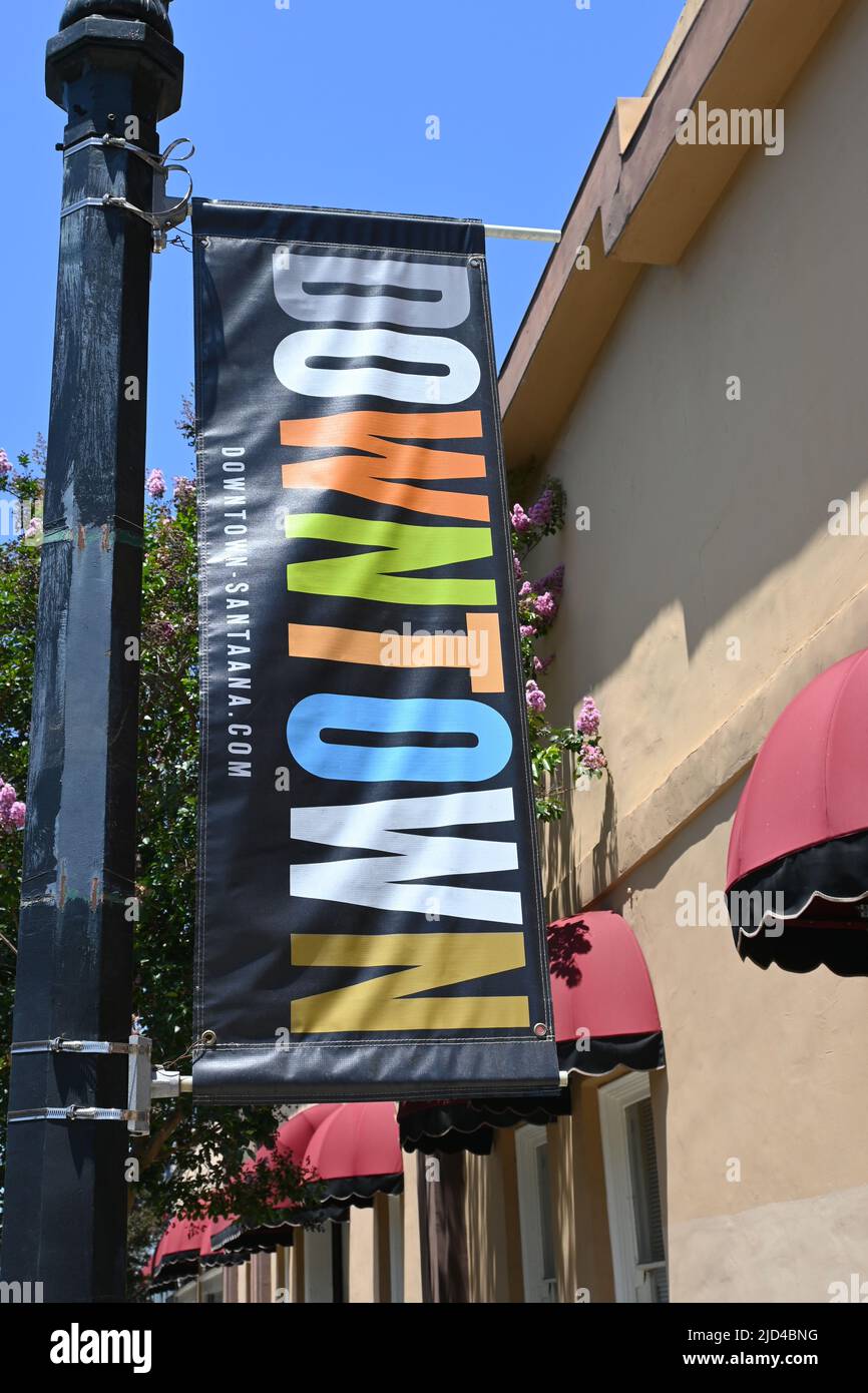 SANTA ANA, CALIFORNIA - 17 GIU 2022: Centro di Santa Ana Banner nel quartiere storico di Dowtown. Foto Stock