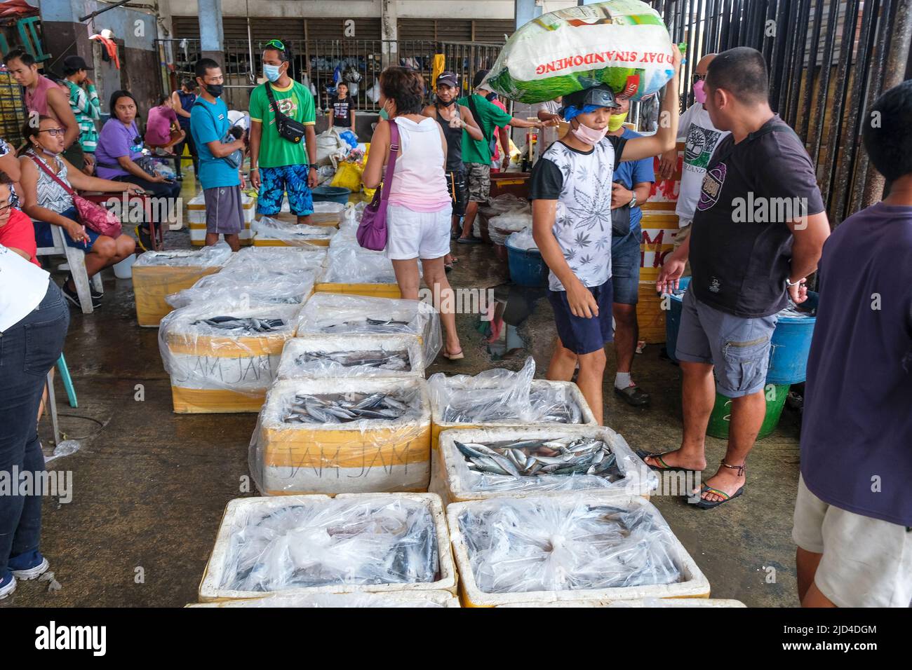 Dumaguete, Filippine - Giugno 2022: Venditori di pesce nel mercato Dumaguete il 17 giugno 2022 a Negros Oriental, Filippine. Foto Stock