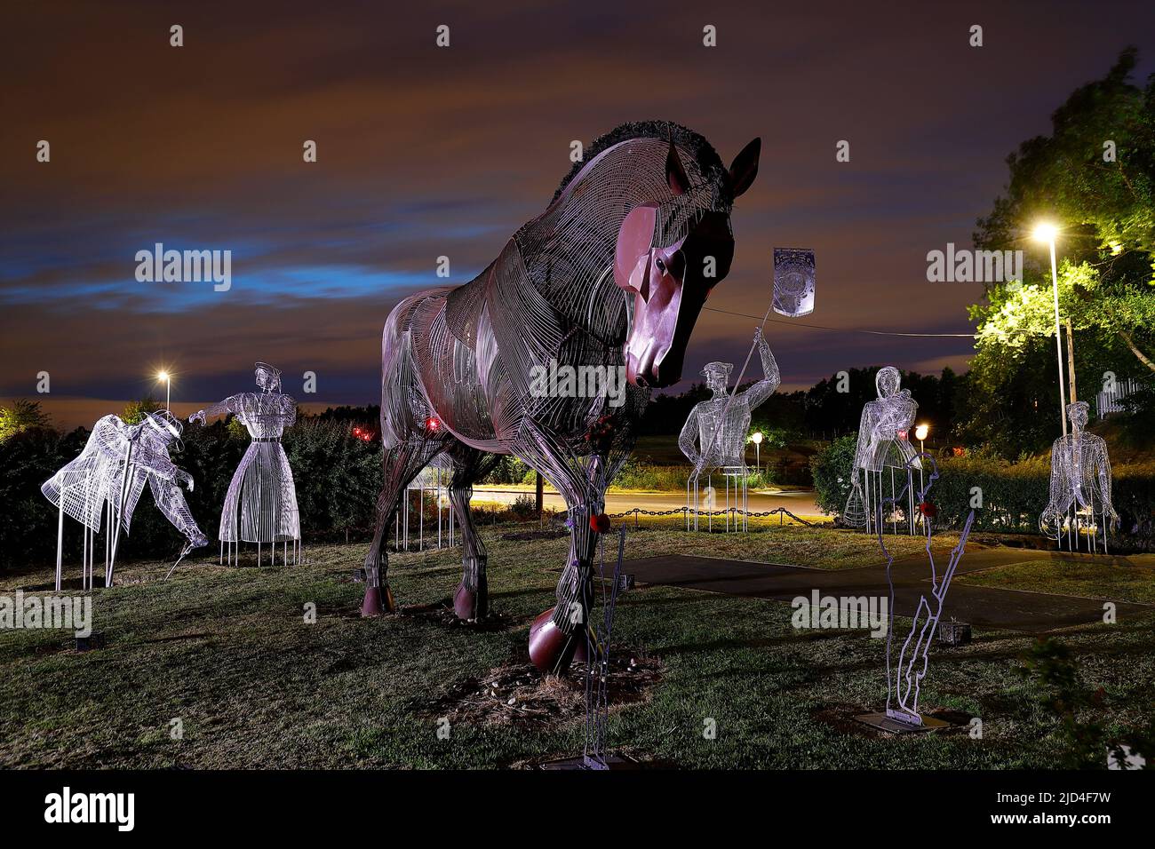 Il monumento ai cavalli di guerra e l'ultima aggiunta di statue 'Fighting from Home' al Mill Pond Meadow Memorial Woodland a Featherstone, West Yorkshire. Foto Stock
