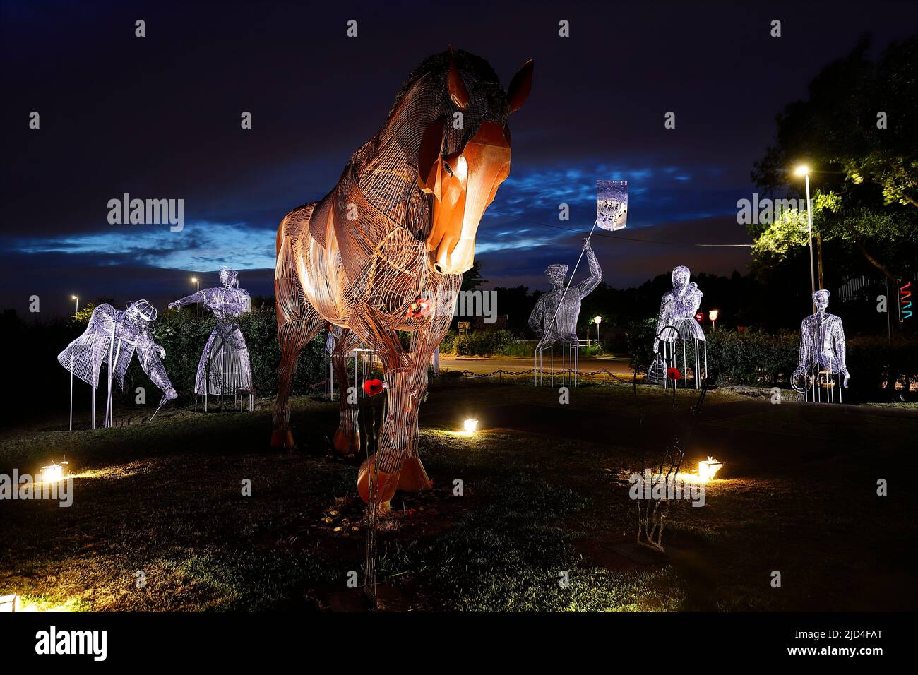 Il monumento ai cavalli di guerra e l'ultima aggiunta di statue 'Fighting from Home' al Mill Pond Meadow Memorial Woodland a Featherstone, West Yorkshire. Foto Stock