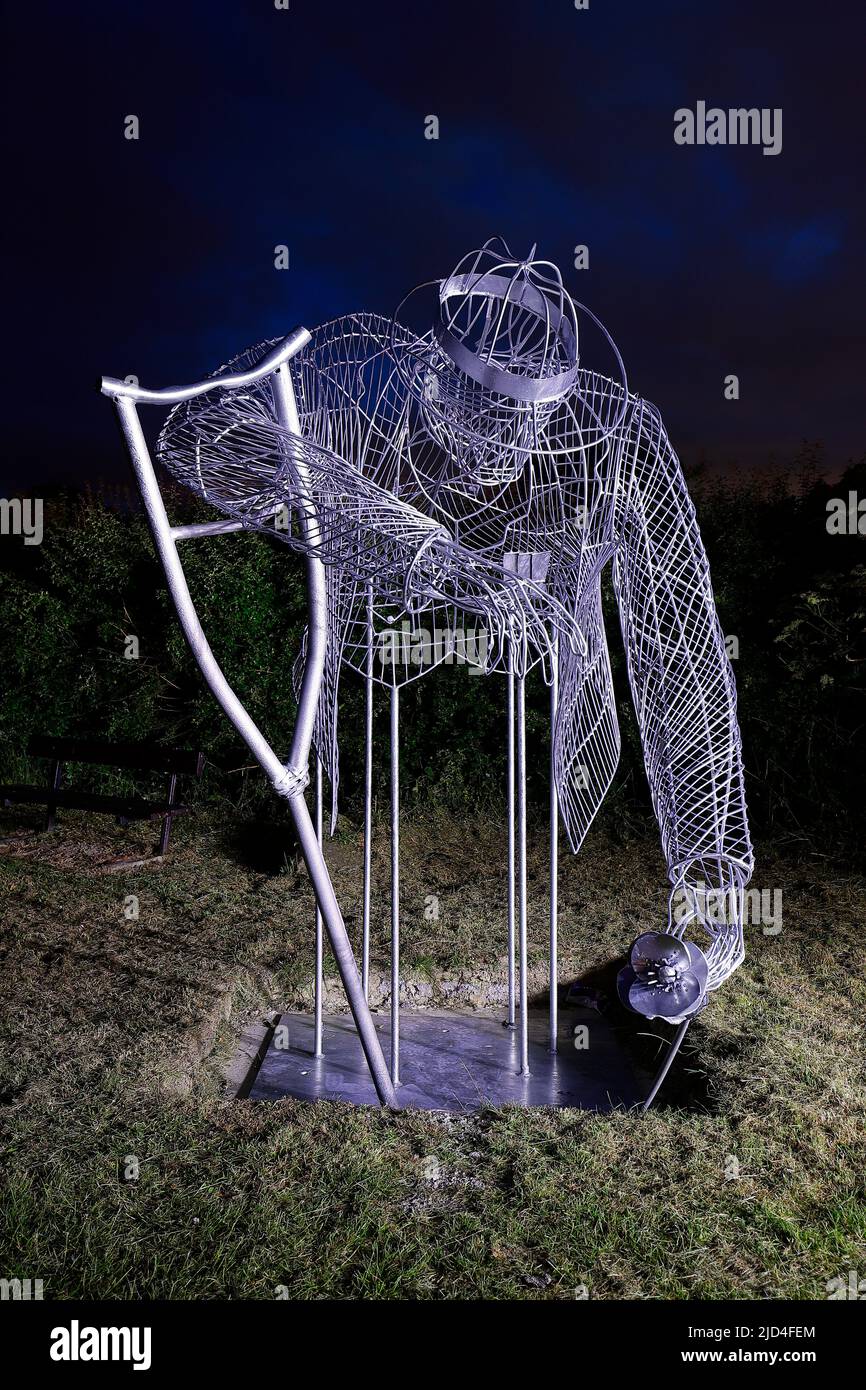 La lotta da casa statue dell'artista Luke Perry. Le statue sono una nuova aggiunta al Mill Pond Meadow Woodland Memorial Foto Stock