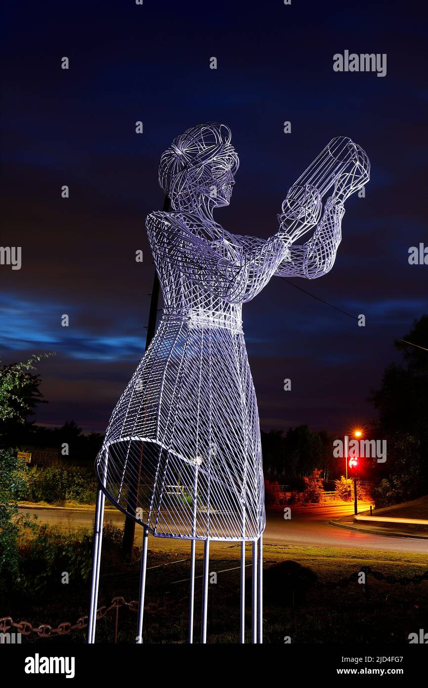 Nuove statue 'Fight from Home' installate al Mill Pond Meadow Woodland Memorial a Featherstone, West Yorkshire, Regno Unito Foto Stock