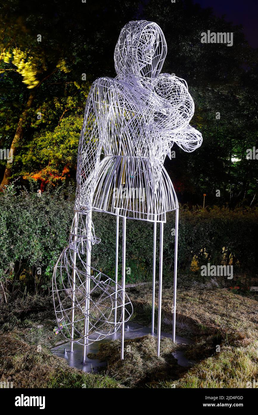 Nuove statue 'Fight from Home' installate al Mill Pond Meadow Woodland Memorial a Featherstone, West Yorkshire, Regno Unito Foto Stock