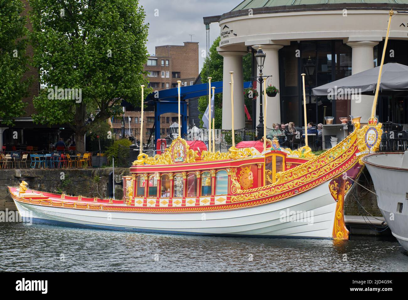 La Gloriana, la chiatta della Regina d'Inghilterra, ormeggiata nel porticciolo di St Katharine's Docks, Londra, Inghilterra. Foto Stock