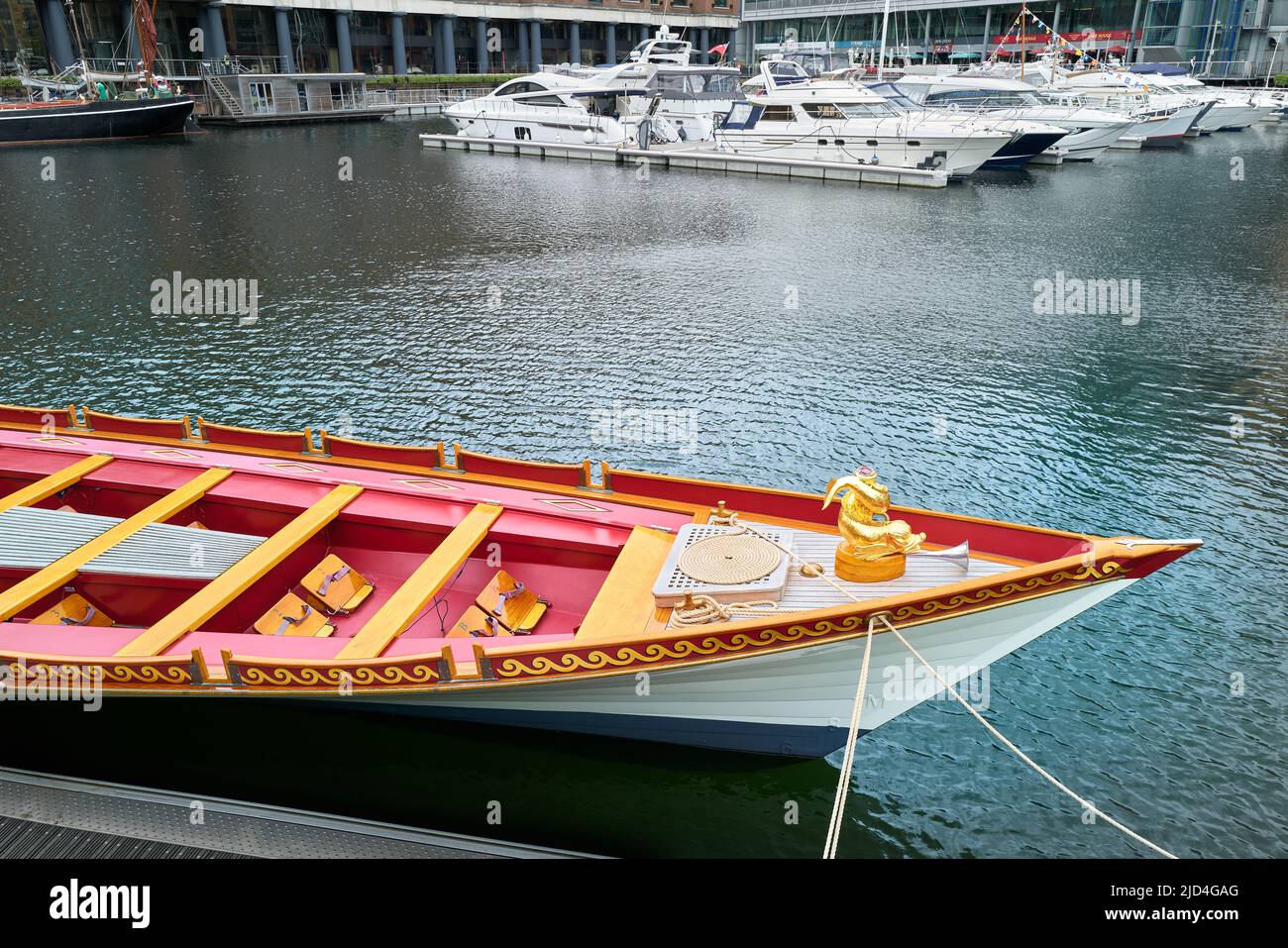 La Gloriana, la chiatta della Regina d'Inghilterra, ormeggiata nel porticciolo di St Katharine's Docks, Londra, Inghilterra. Foto Stock