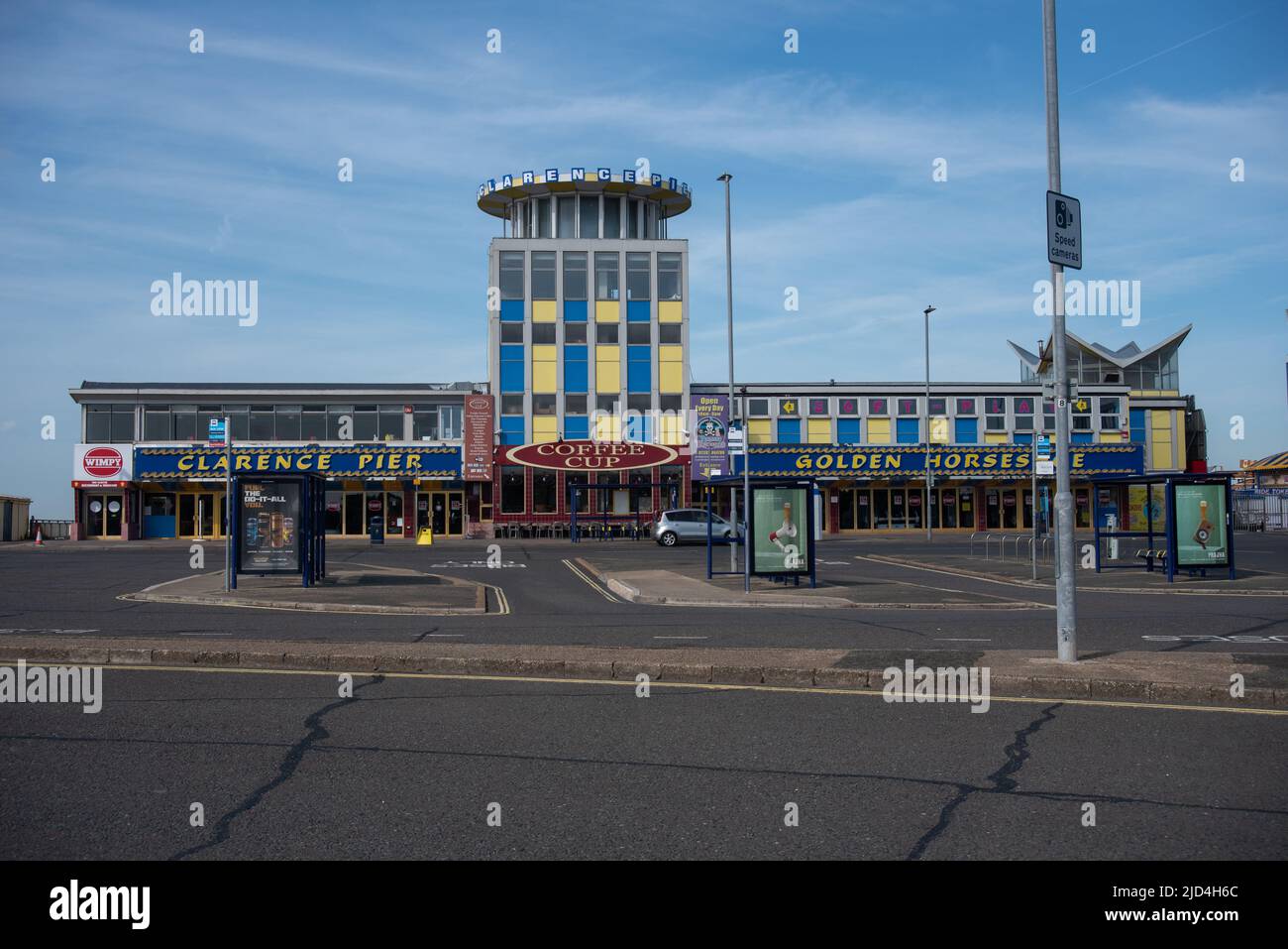 Molo di Clarence sul lungomare di Portsmouth, Inghilterra. Originariamente costruito come molo per i traghetti, è ora un parco divertimenti con giostre, portici e negozi Foto Stock