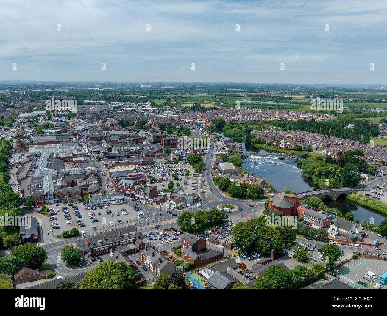 Castleford, Yorkshire, Regno Unito, giugno 16 2022. Vista aerea di Castleford, città mineraria dello Yorkshire nel Regno Unito che mostra il ponte del millennio Foto Stock