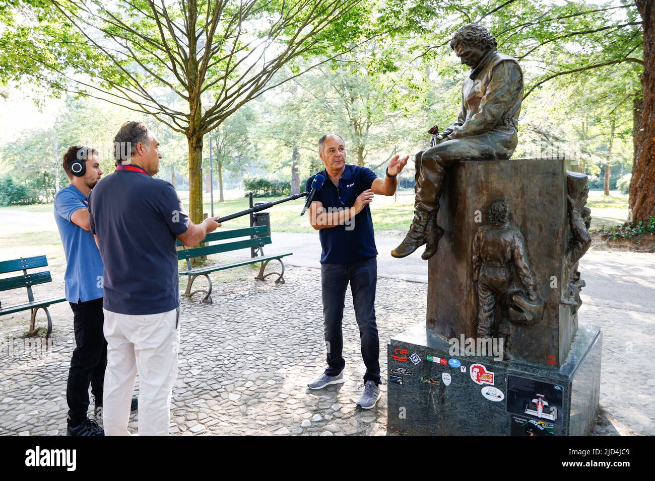 Imola, Italia. 18th giugno 2022. DTM Imola 2022, Gerhard Berger (DTM, ITR) visitare Ayrton Senna Memorial Monument Credit: dpa/Alamy Live News Foto Stock