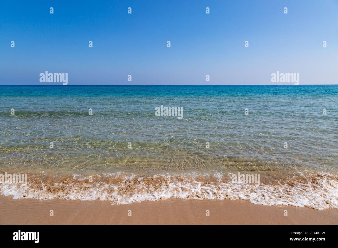 Si affaccia sull'oceano limpido, presso la spiaggia dorata sulla penisola di Karpaz, Cipro Foto Stock