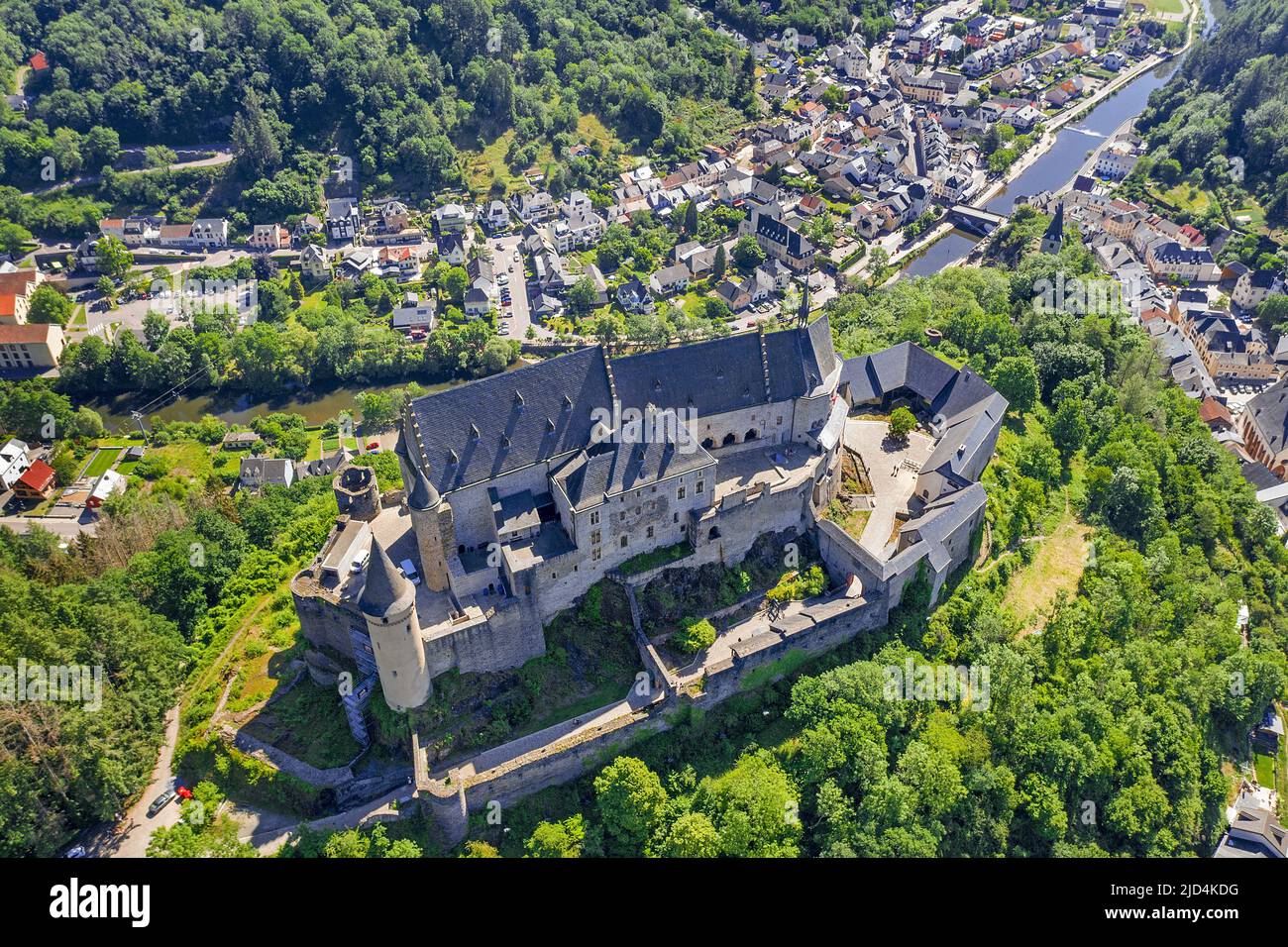 Veduta aerea del castello di Vianden, cantone di Vianden, Granducato di Lussemburgo, Europa Foto Stock