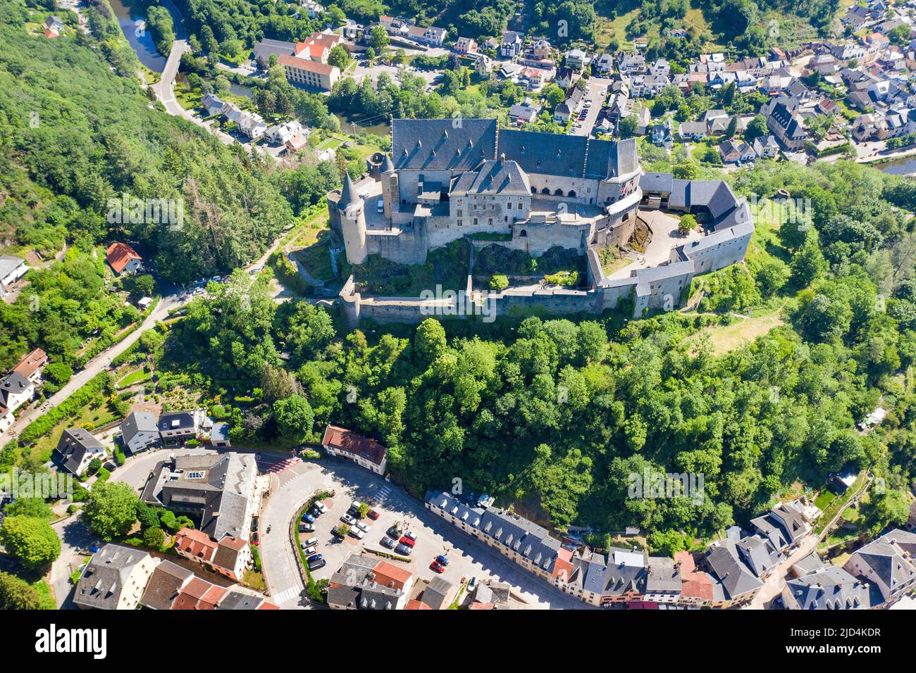 Veduta aerea del castello di Vianden, cantone di Vianden, Granducato di Lussemburgo, Europa Foto Stock