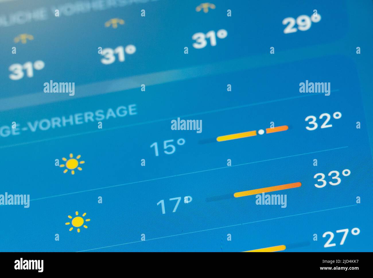 18 giugno 2022, Baden-Wuerttemberg, Rottweil: Su un'applicazione meteo di un iPhone se è previsto il sole e fino a 33 gradi Celsius. Foto: Silas Stein/ Foto Stock 18 giugno 2022, Baden-Wuerttemberg, Rottweil: Su un'applicazione meteo di un iPhone se è previsto il sole e fino a 33 gradi Celsius. Foto: Silas Stein/ Foto Stock
