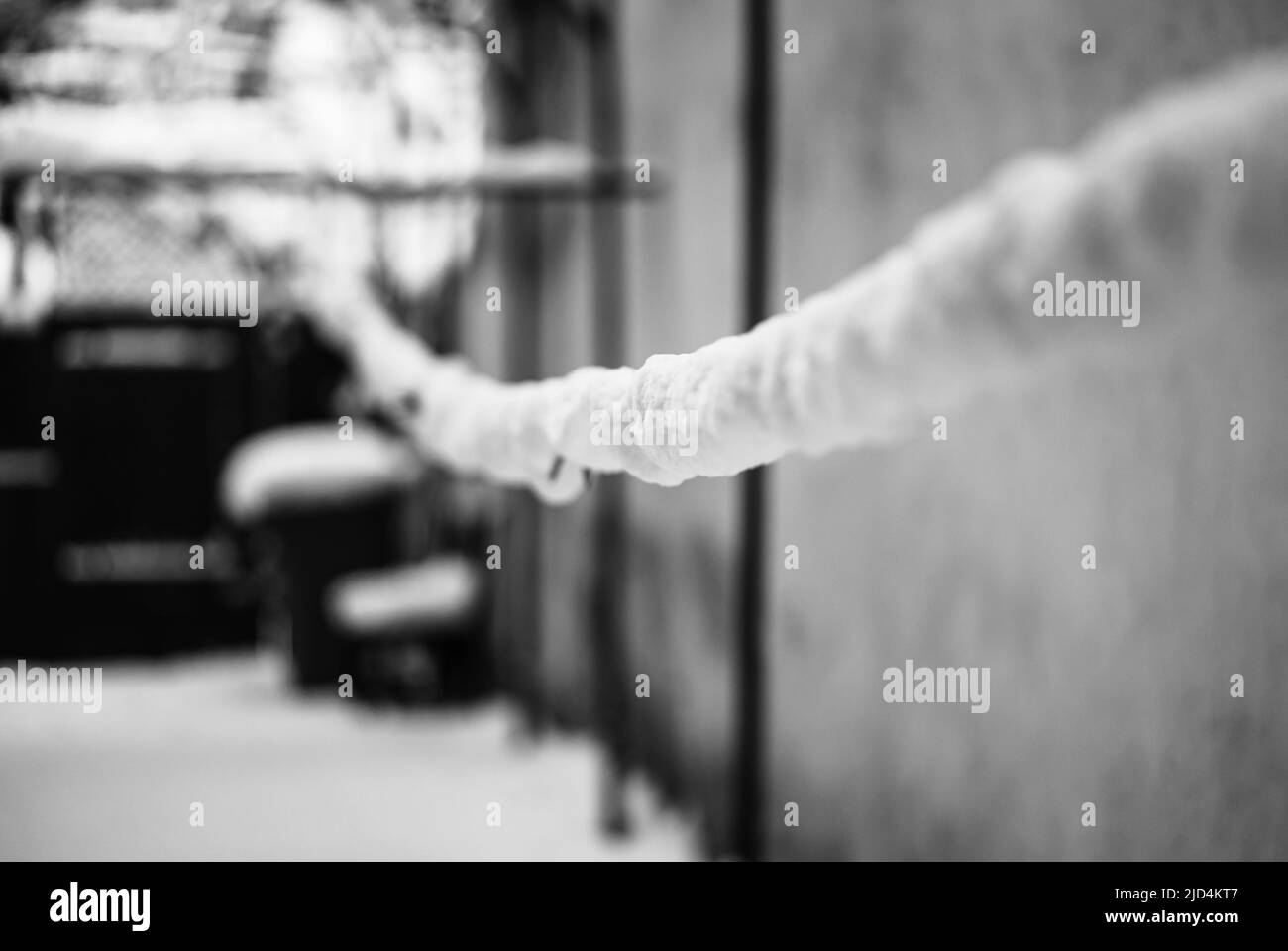 Recinzione metallica e rete metallica con neve. Rete metallica in inverno coperta di neve. Foto Stock