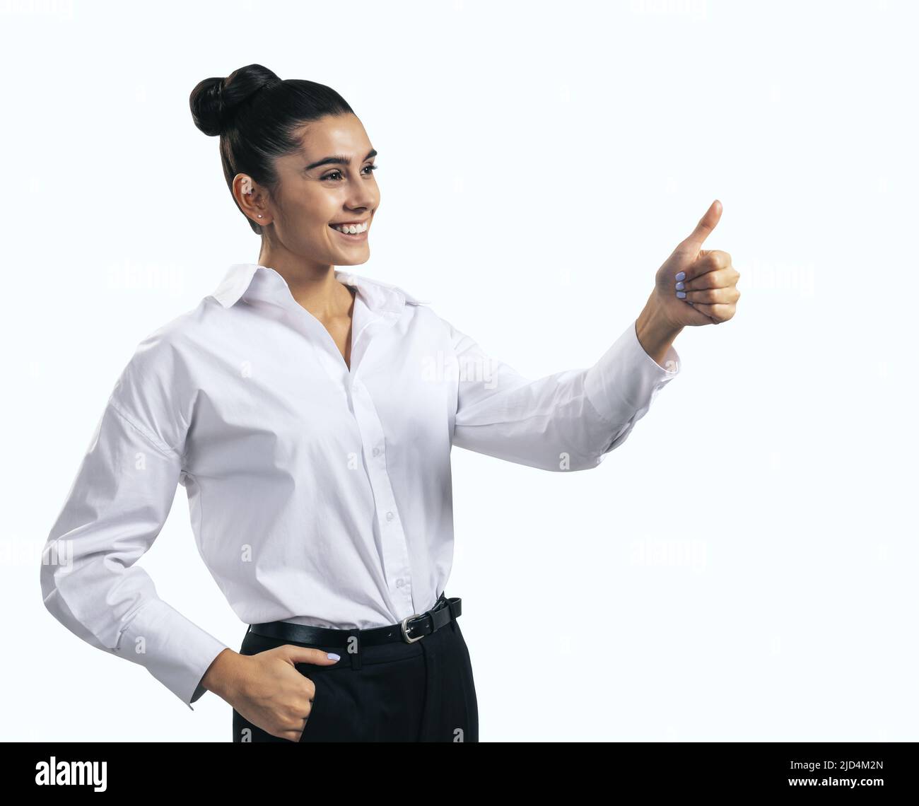 Come concetto con felice giovane donna in camicia bianca tenendo i pollici su sfondo bianco, primo piano, isolato Foto Stock