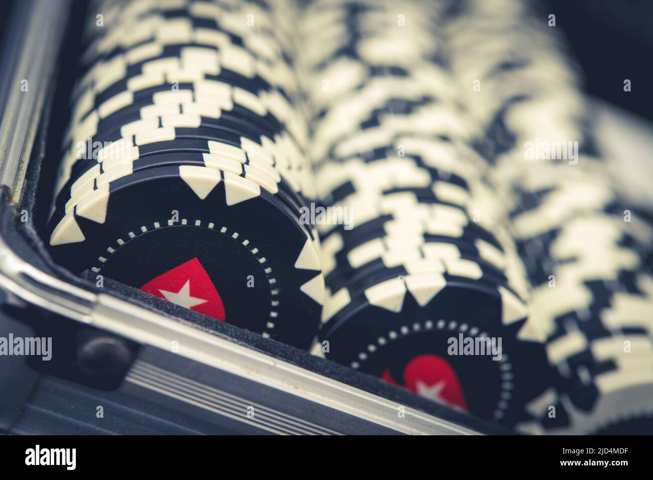 Primo piano di Black Poker chip in una Suitcase. Set Poker Premium per il gioco al casinò. Giochi di gioco popolari. Foto Stock