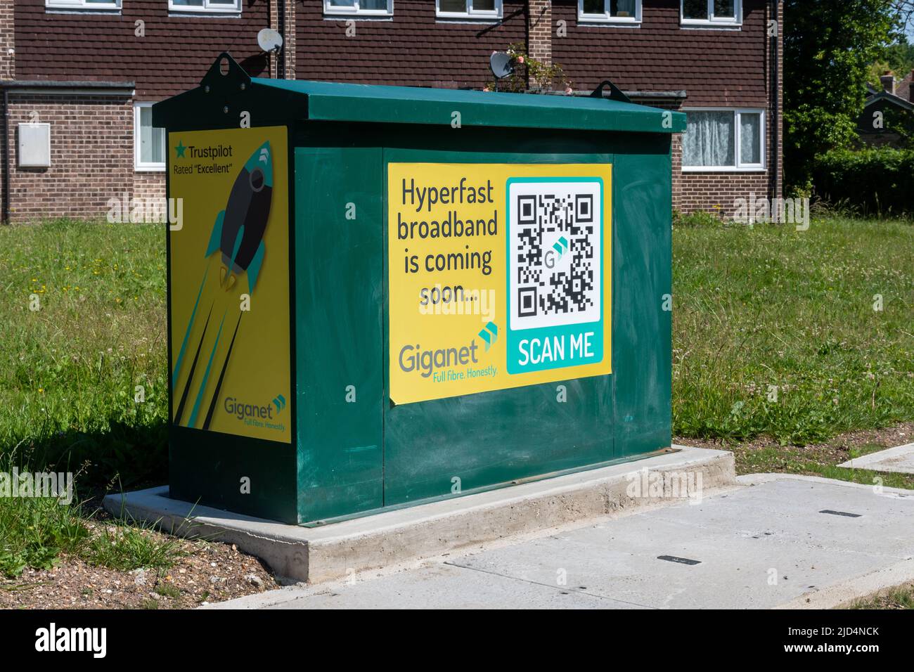 Giganet fibra Internet a banda larga web ingegneri Green box o Street cabinet, Hampshire, Inghilterra, Regno Unito Foto Stock