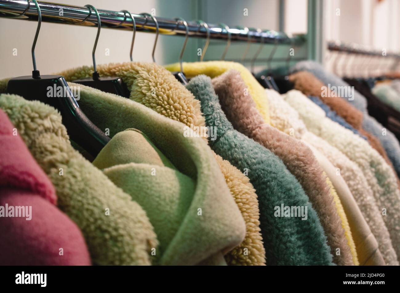 Collezione di cappotti e giacche alla moda in pelliccia sintetica Foto Stock