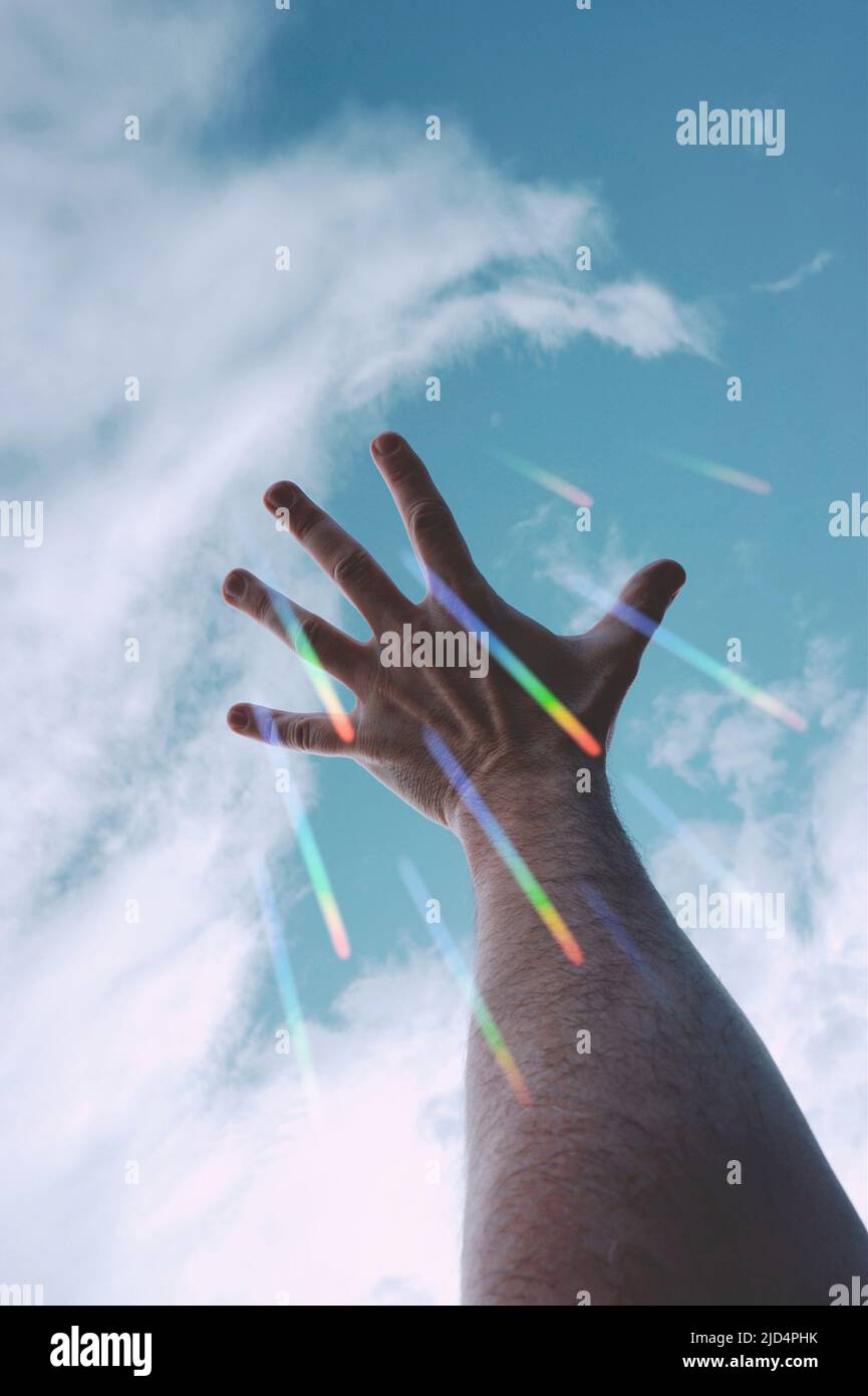 mano nell'aria giocando con la luce del sole Foto Stock