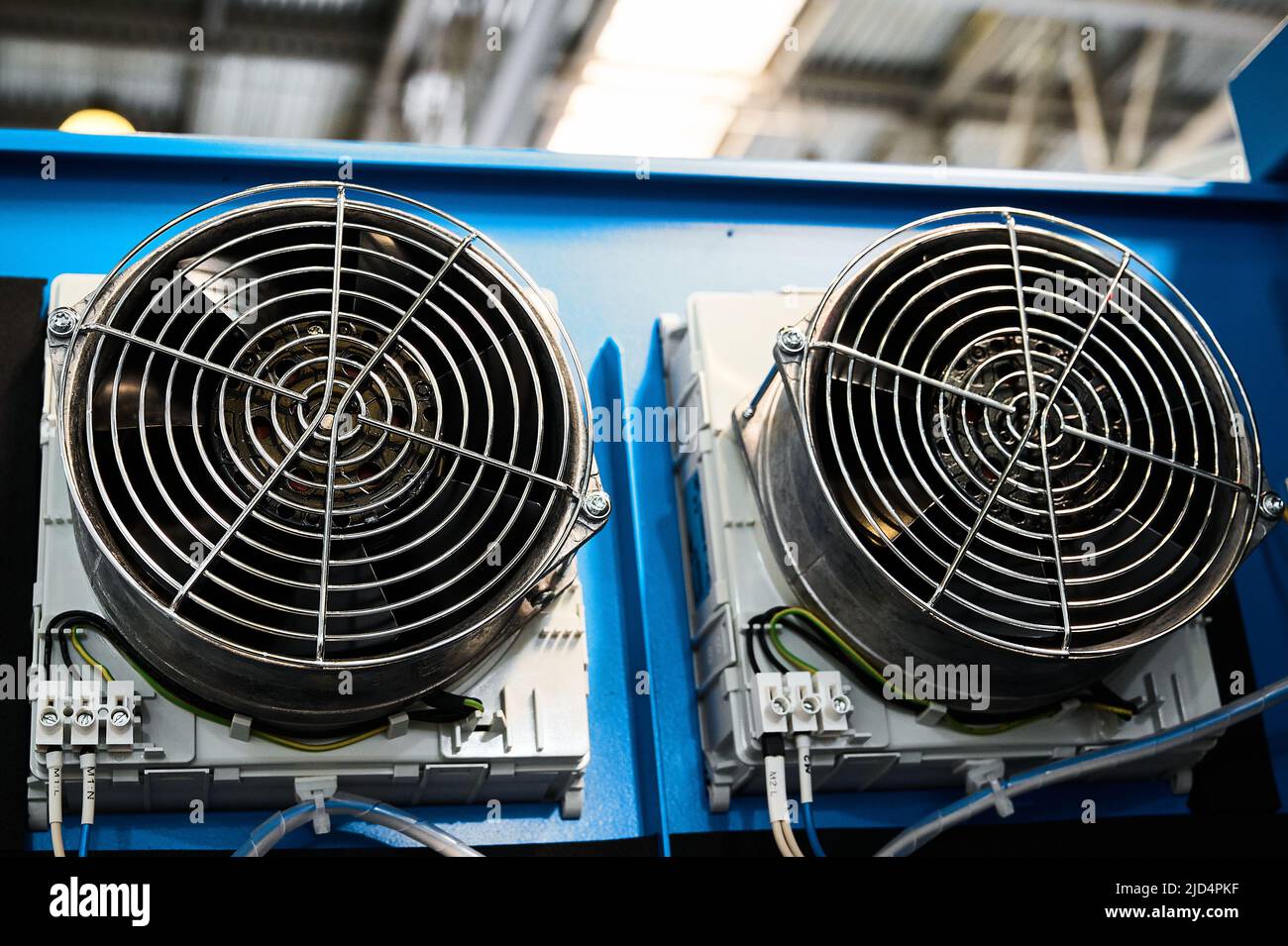 Condizionatori d'aria su moduli elettronici presso l'impianto di produzione Foto Stock