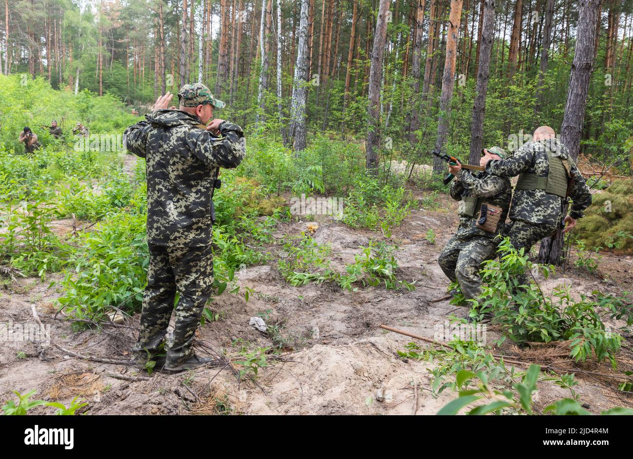 Detenzione di un addestramento di combattimento nemico fittizio dei membri della Difesa Territoriale di Buche nella regione di Kyiv. Il 24 febbraio 2022, le truppe russe entrarono nel territorio dell'Ucraina, iniziando un conflitto che provocò distruzione e una crisi umanitaria. L'addestramento dell'esercito ucraino nella base di Bucha è stato abbandonato dalla Russia. Molti degli ucraini che hanno invaso le file dell'esercito a seguito dell'invasione hanno ricevuto formazione in una foresta precedentemente occupata dai soldati russi. I volontari hanno recuperato l'area, ora segnata da mucchi di terra, rifugi e buchi giganteschi dopo l'invasione delle truppe aband Foto Stock