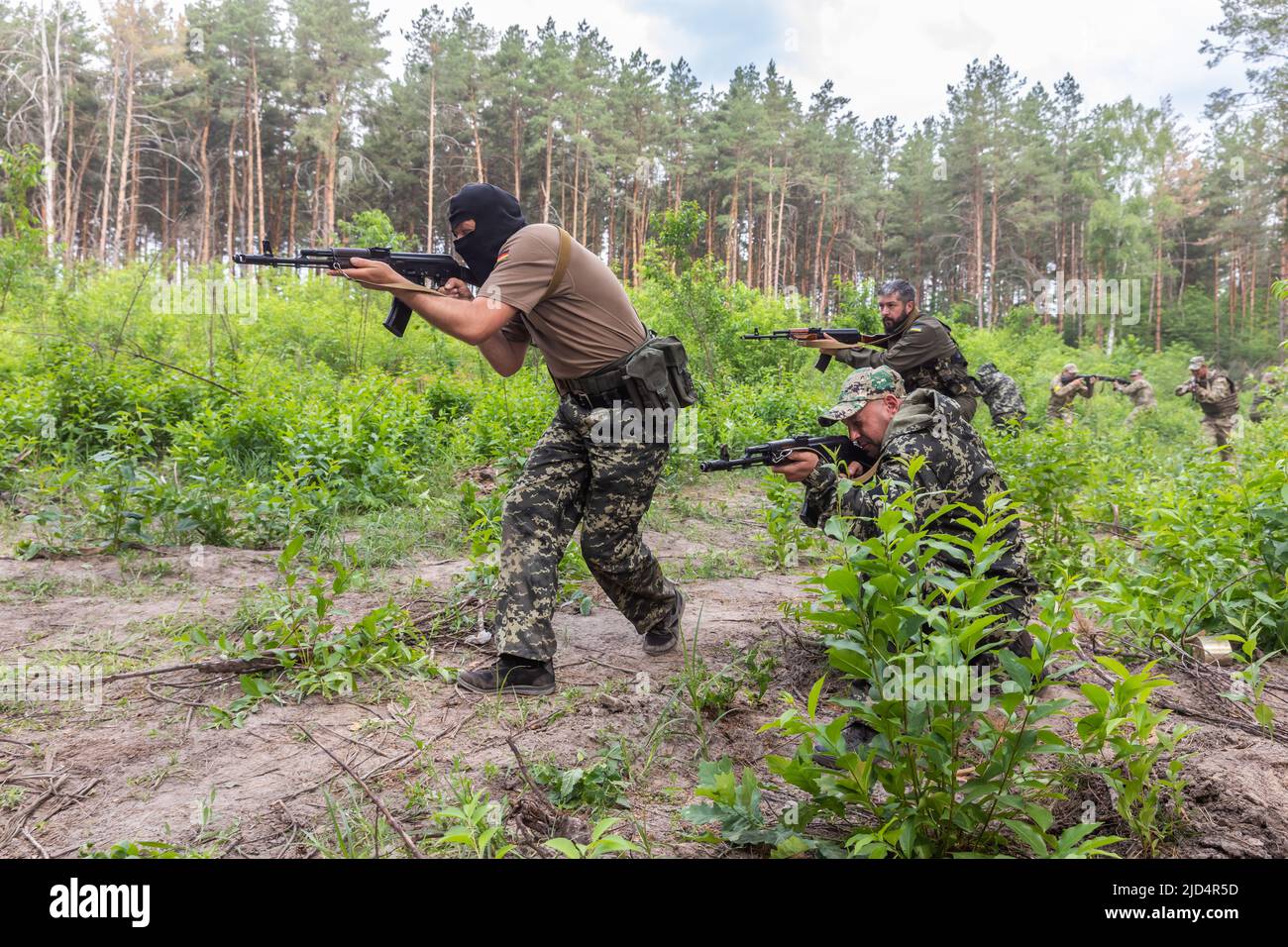 Addestramento al combattimento dei membri della Difesa Territoriale di Buche nella regione di Kyiv. Il 24 febbraio 2022, le truppe russe entrarono nel territorio dell'Ucraina, iniziando un conflitto che provocò distruzione e una crisi umanitaria. L'addestramento dell'esercito ucraino nella base di Bucha è stato abbandonato dalla Russia. Molti degli ucraini che hanno invaso le file dell'esercito a seguito dell'invasione hanno ricevuto formazione in una foresta precedentemente occupata dai soldati russi. I volontari hanno recuperato la zona, ora segnata da mucchi di terra, rifugi e buchi giganteschi dopo che le truppe invasori hanno abbandonato il sito. Decine di K. Foto Stock