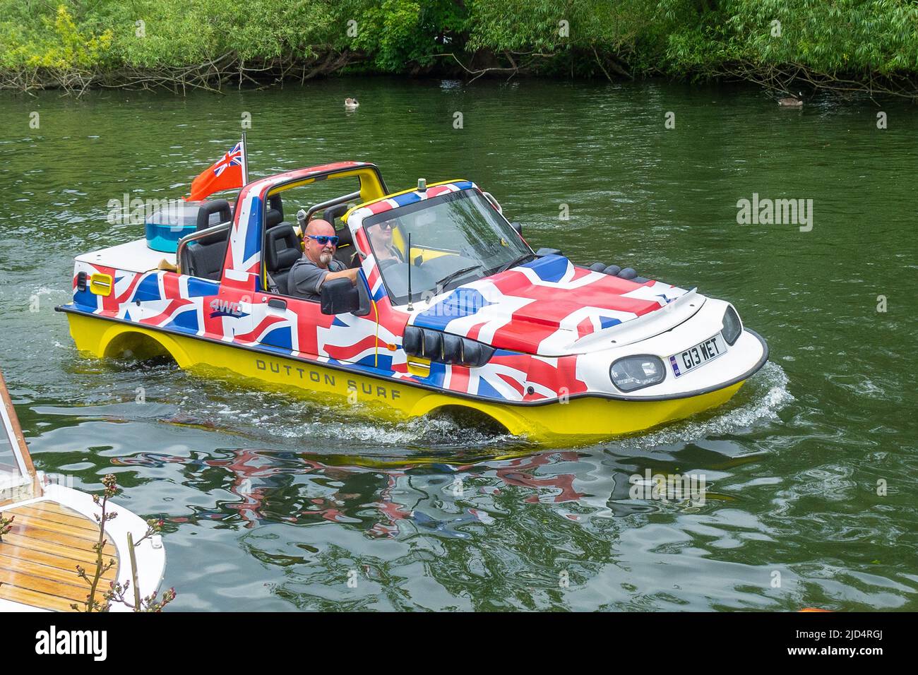 Auto anfibio sul Tamigi, decorata per il Giubileo della Regina del 70th (platino) Foto Stock