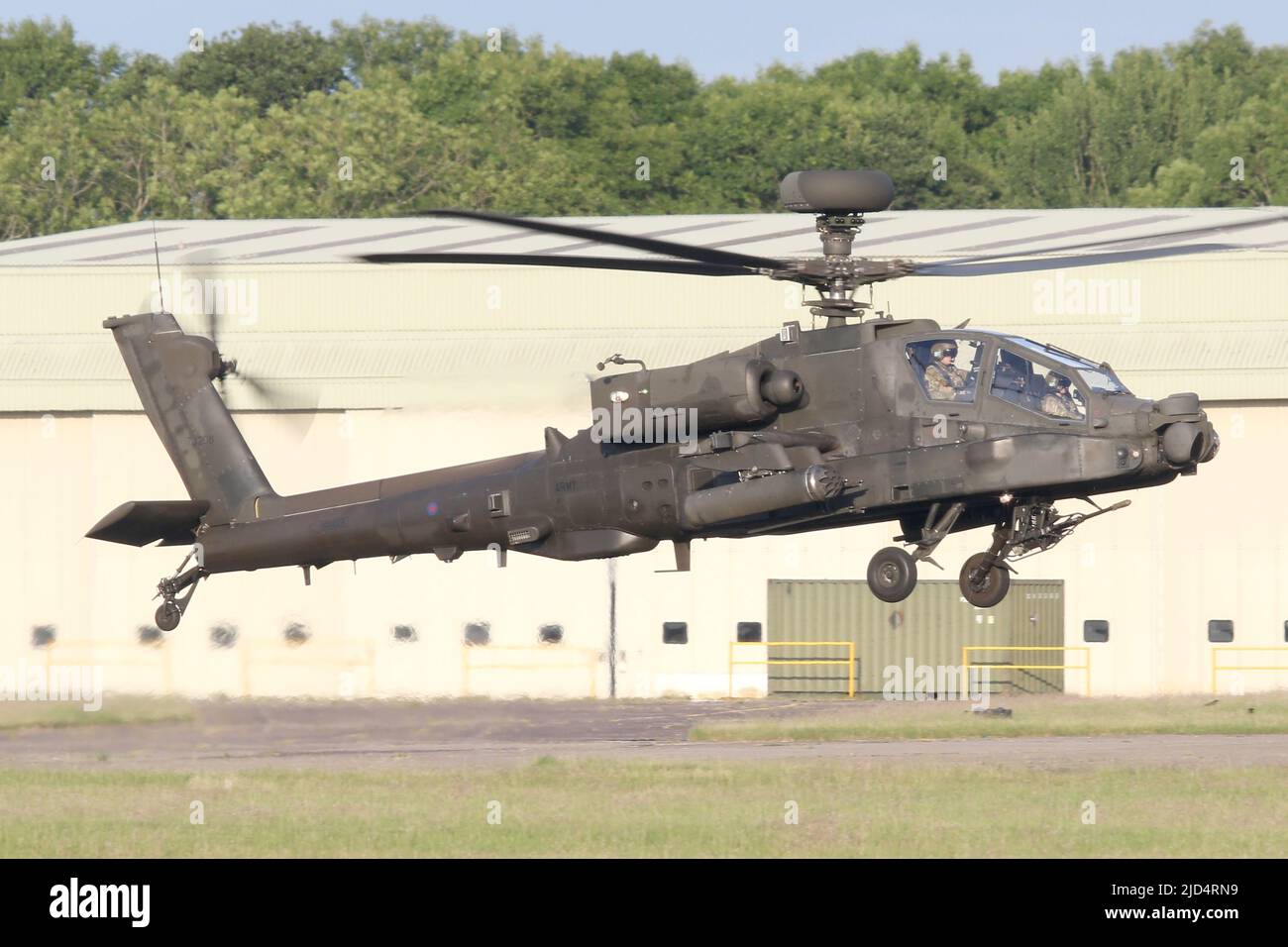 Westland Apache WAH-64D atterra sulla pista di Wattisham Airfield. Foto Stock