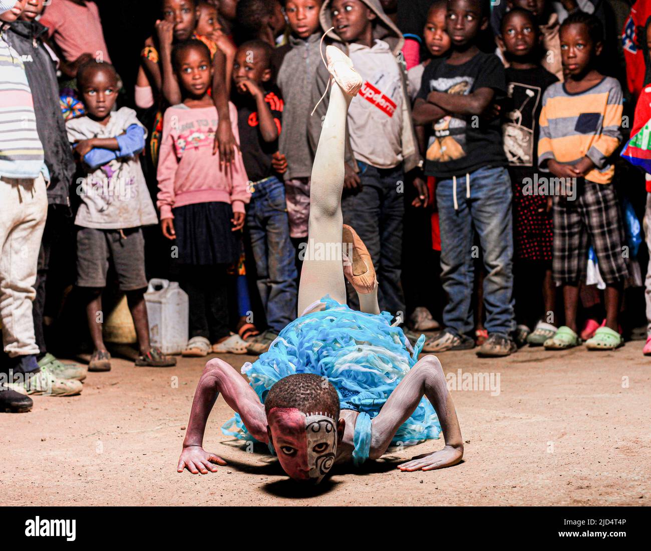 La giovane ballerina Marion Adhiambo (10), mostra le sue più grandi abilità durante una serata di danza balletto nelle baraccopoli di Kibera, Nairobi. Un team di giovani ballerine della Fondazione C.A.R.O (creazione di un'oasi affidabile per i bambini e i giovani di Kibera attraverso sport, balletto, educazione, programma di imprenditorialità e programma di Empowerment per le ragazze) Ha preso le strade di Kibera in balletto insieme al loro coreografo Carol Ndubi (24) dalla Fondazione C.A.R.O con una missione per contribuire a creare e aumentare la consapevolezza tra la gente del posto, la maggior parte dei genitori e guardiani per permettere ai loro bambini di unirsi e partecipare a diversi post-schoo Foto Stock