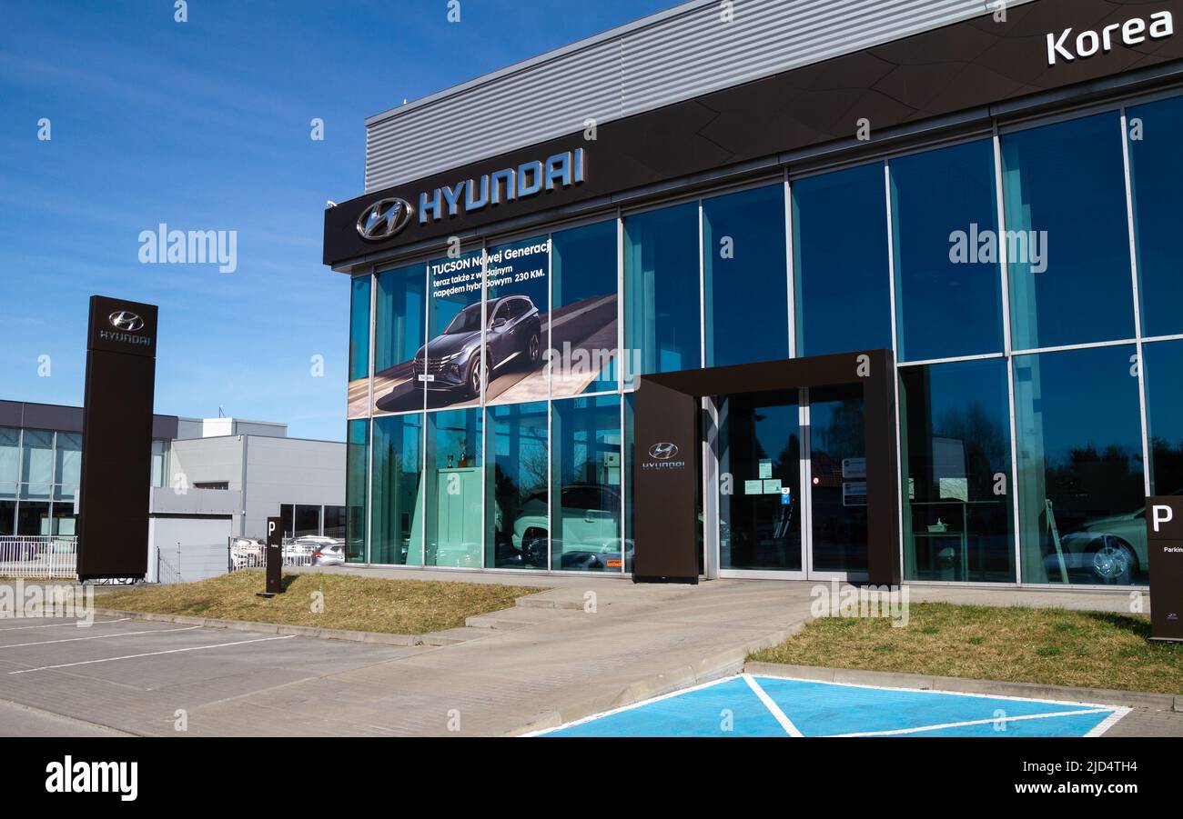 Edificio della concessionaria Hyundai Korea Motors. Salone auto del produttore coreano dell'automobile con il segno del logo della società e il cartello del marchio della società pilone. Foto Stock